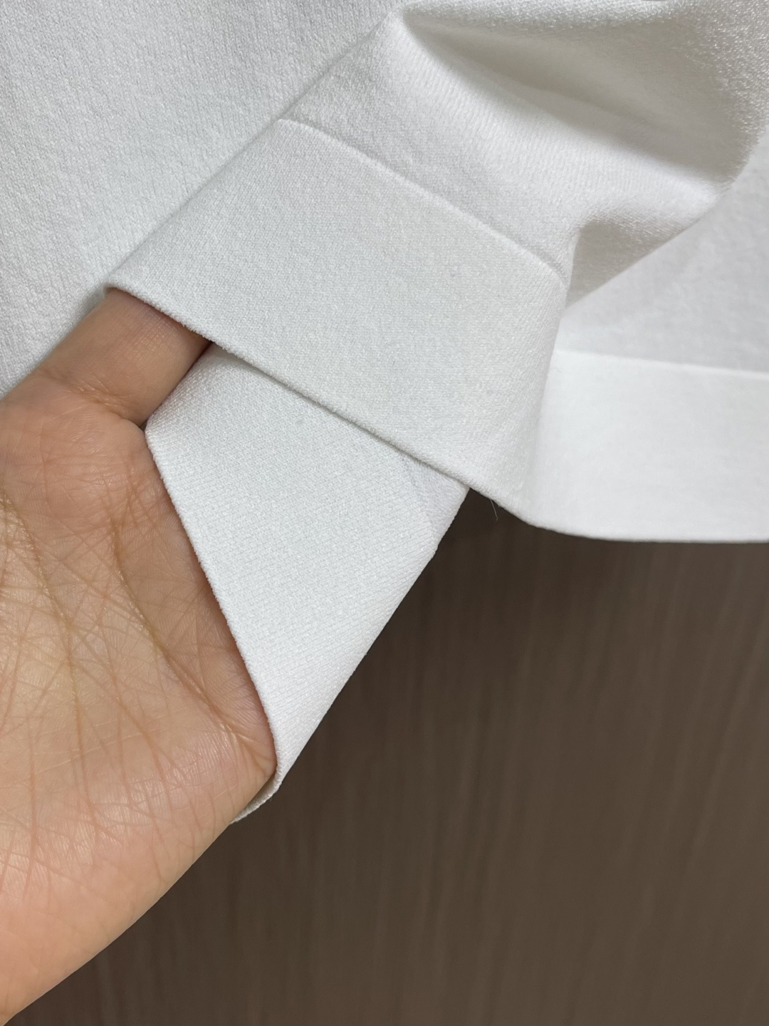 Dior 经典蜜蜂圆领夏天字母针织短袖T恤，夏日时尚必备这款短袖堪称夏日衣橱的经典之选。圆领设计简约大方