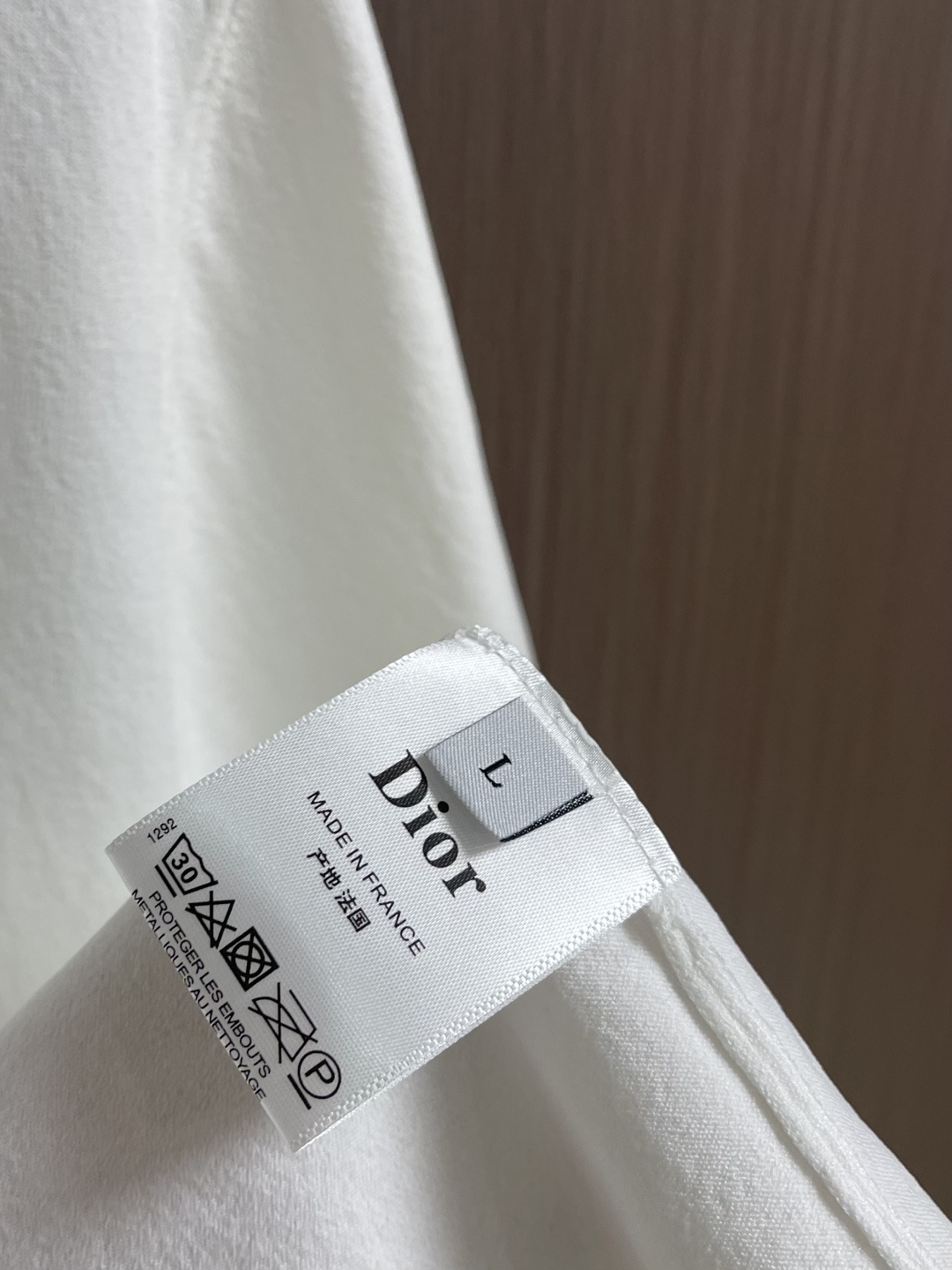 Dior 经典蜜蜂圆领夏天字母针织短袖T恤，夏日时尚必备这款短袖堪称夏日衣橱的经典之选。圆领设计简约大方