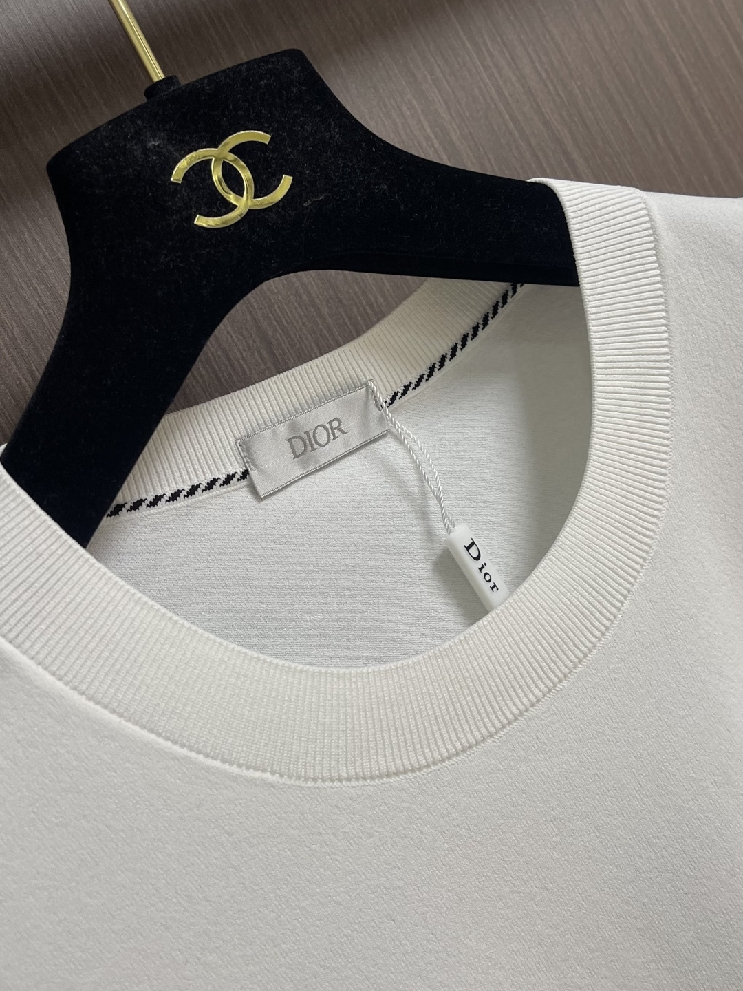 Dior 经典蜜蜂圆领夏天字母针织短袖T恤，夏日时尚必备这款短袖堪称夏日衣橱的经典之选。圆领设计简约大方