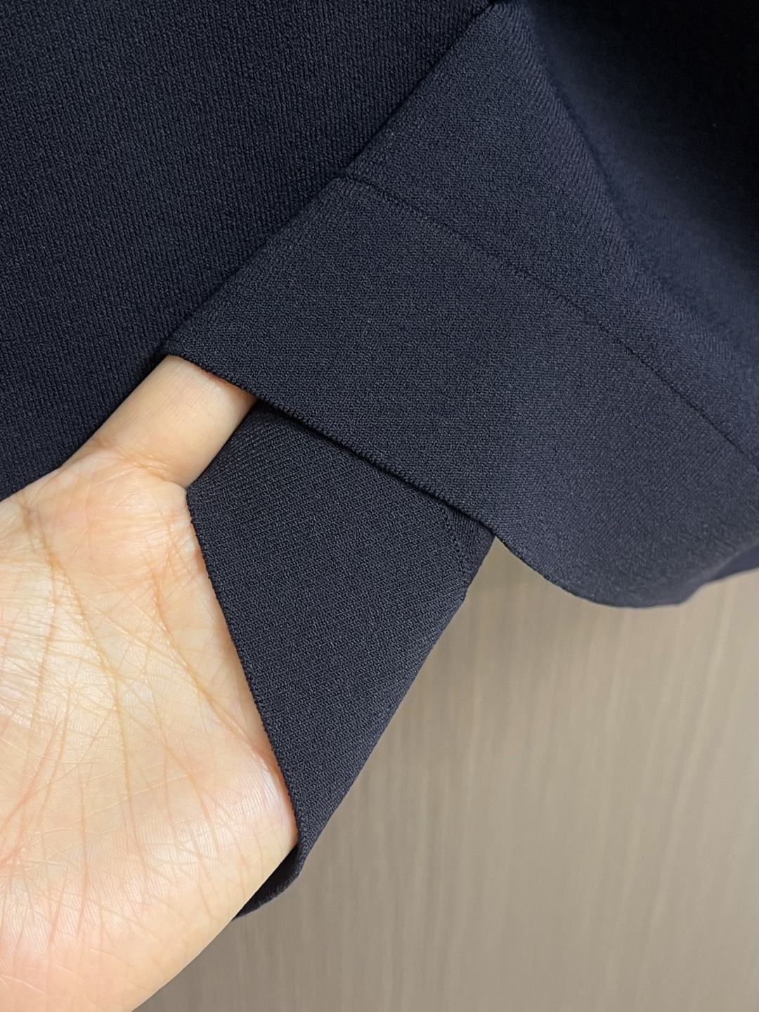 Dior 经典蜜蜂圆领夏天字母针织短袖T恤，夏日时尚必备这款短袖堪称夏日衣橱的经典之选。圆领设计简约大方