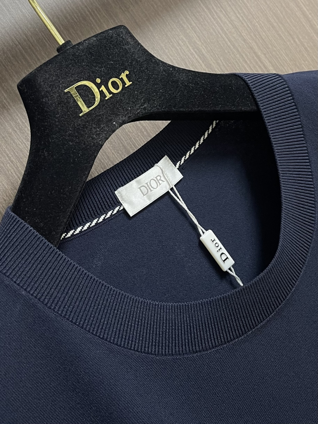 Dior 经典蜜蜂圆领夏天字母针织短袖T恤，夏日时尚必备这款短袖堪称夏日衣橱的经典之选。圆领设计简约大方