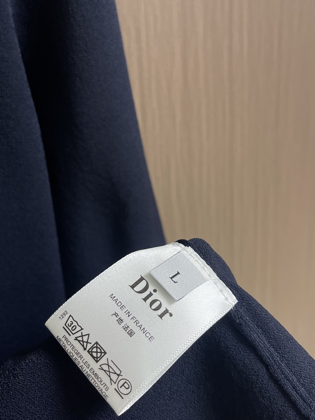 Dior 经典蜜蜂圆领夏天字母针织短袖T恤，夏日时尚必备这款短袖堪称夏日衣橱的经典之选。圆领设计简约大方