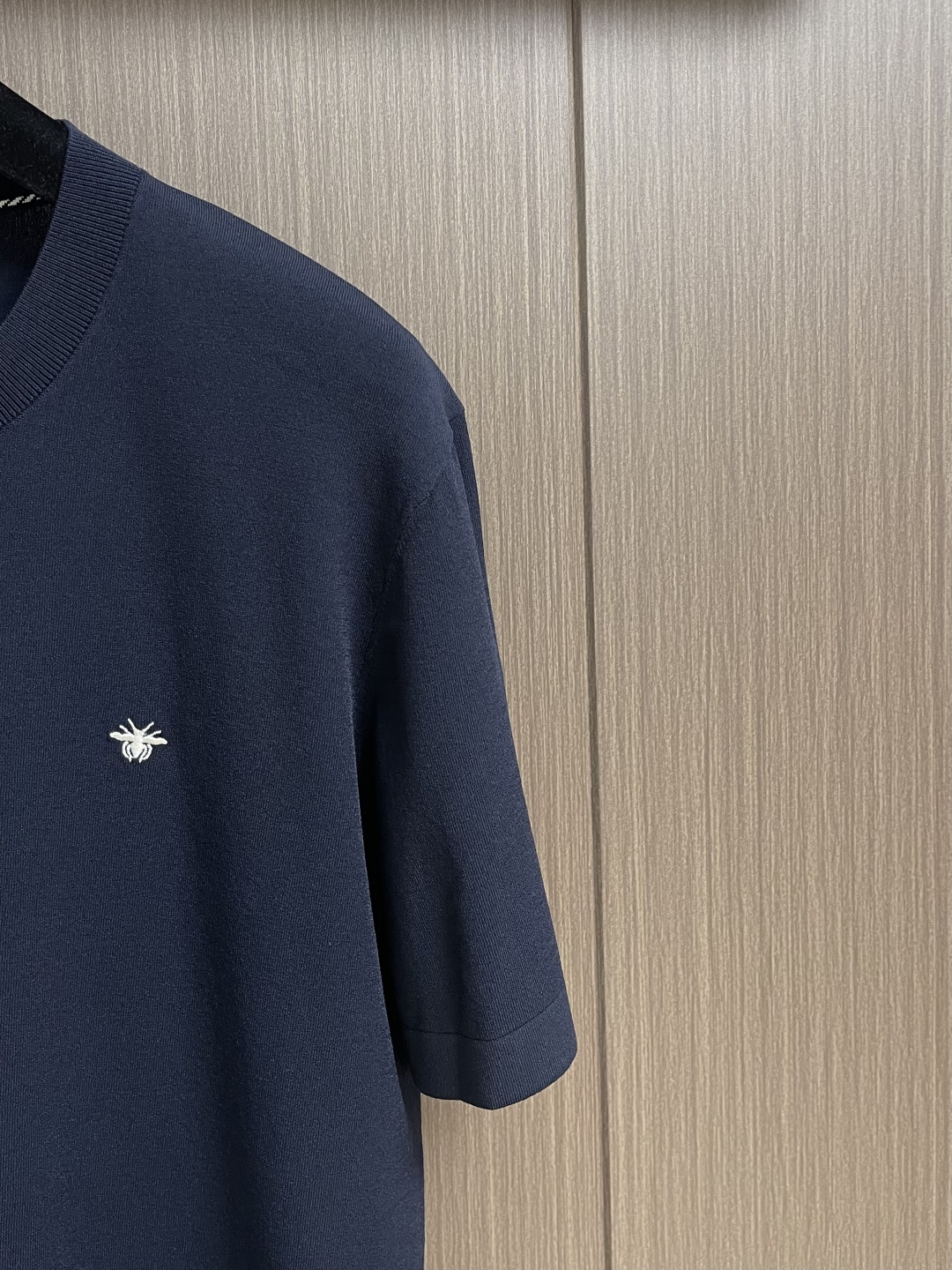 Dior 经典蜜蜂圆领夏天字母针织短袖T恤，夏日时尚必备这款短袖堪称夏日衣橱的经典之选。圆领设计简约大方