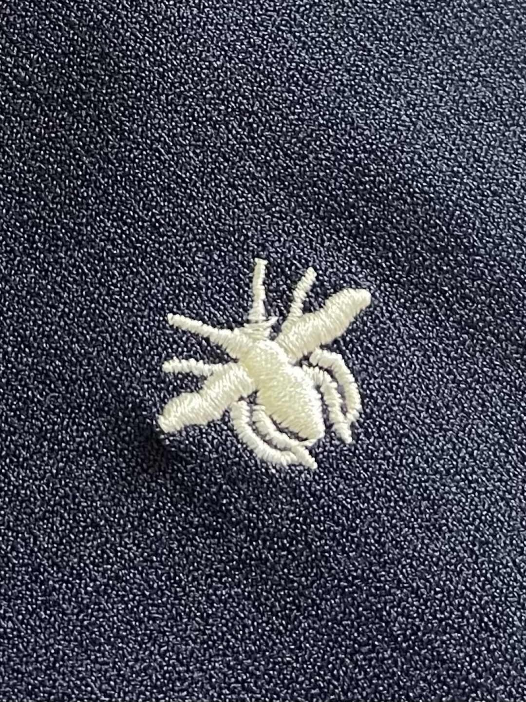 Dior 经典蜜蜂圆领夏天字母针织短袖T恤，夏日时尚必备这款短袖堪称夏日衣橱的经典之选。圆领设计简约大方