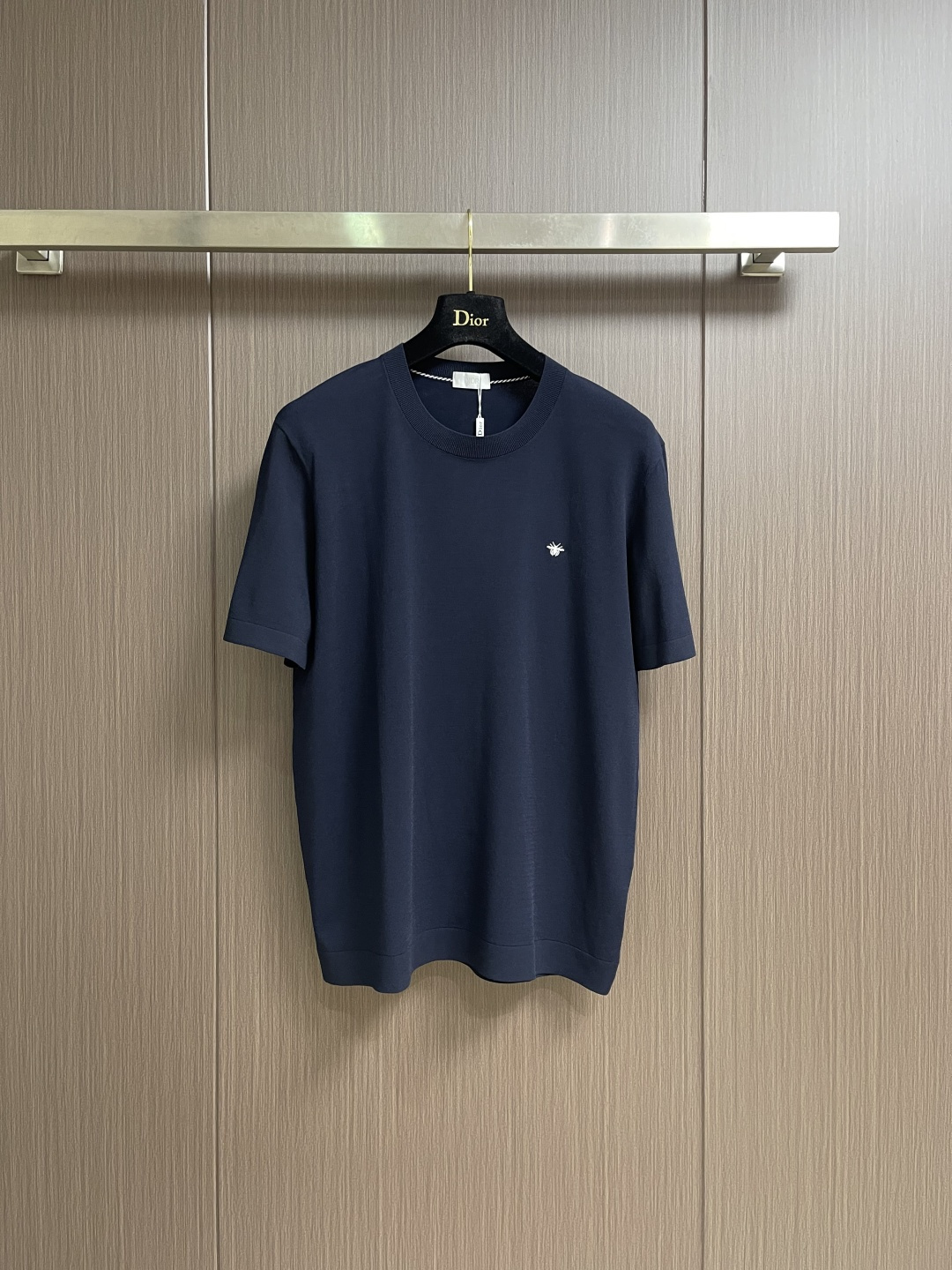 Dior 经典蜜蜂圆领夏天字母针织短袖T恤，夏日时尚必备这款短袖堪称夏日衣橱的经典之选。圆领设计简约大方