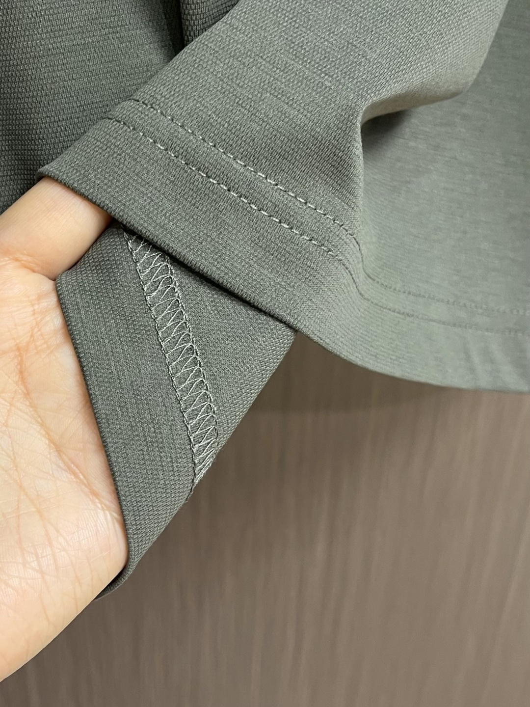 CELINE 天丝亚麻混纺字母短袖T恤，高阶松弛感之选～经典弧形CE字母标识，以高密胶印工艺呈现，利落挺