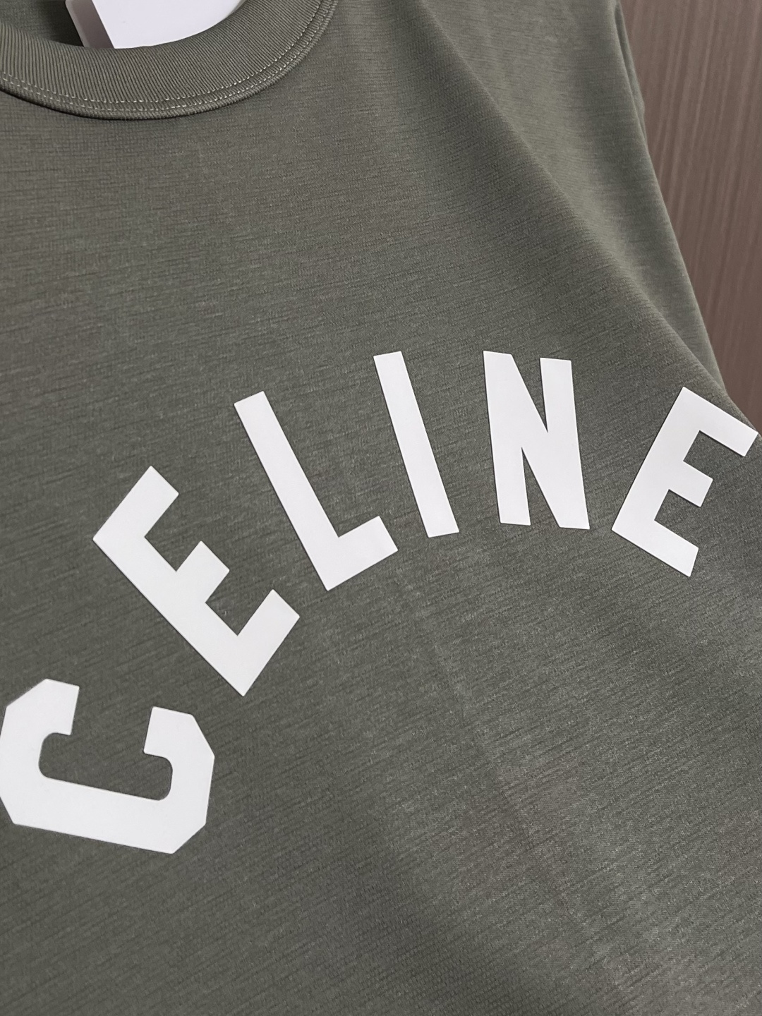 CELINE 天丝亚麻混纺字母短袖T恤，高阶松弛感之选～经典弧形CE字母标识，以高密胶印工艺呈现，利落挺