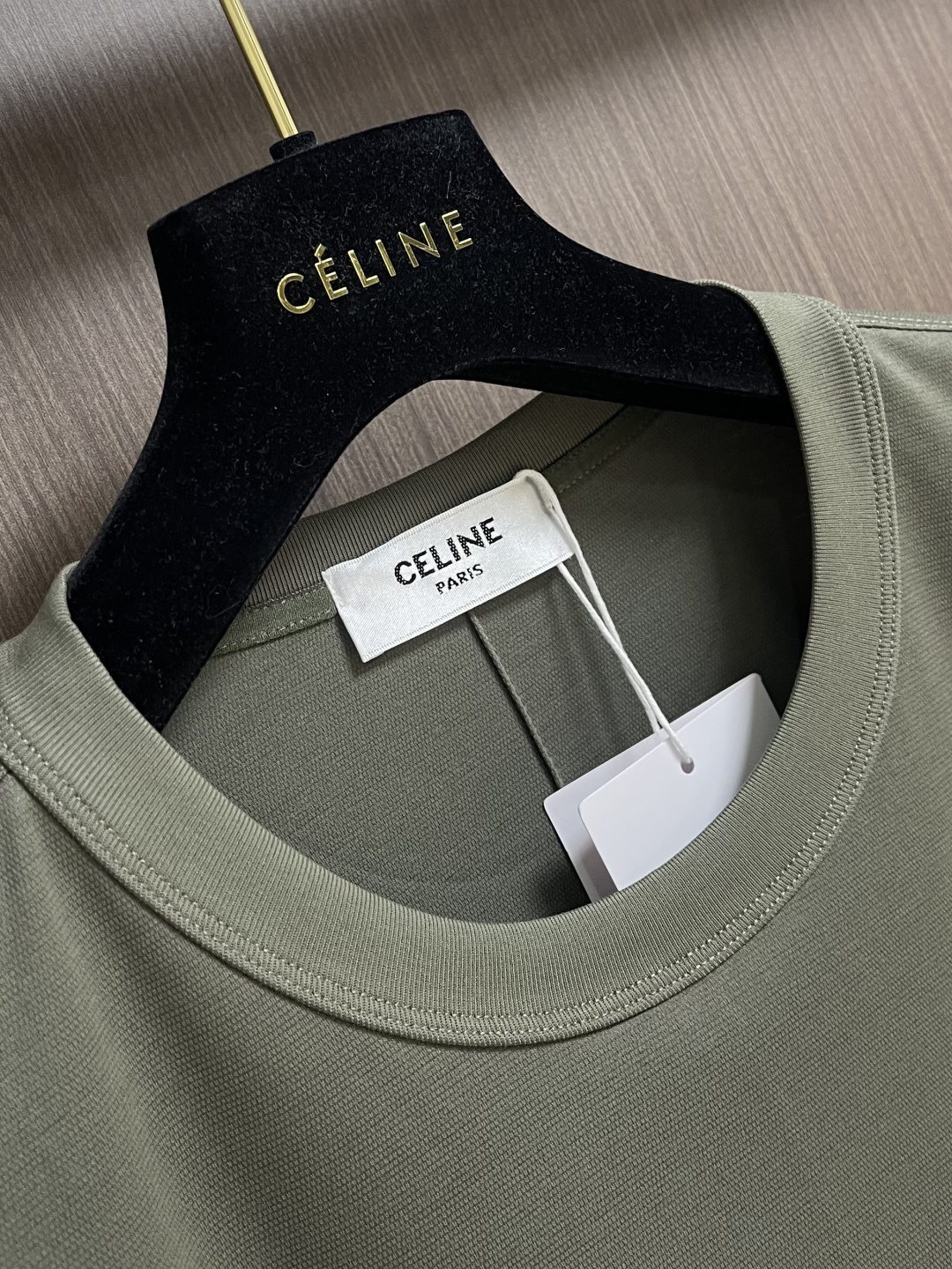 CELINE 天丝亚麻混纺字母短袖T恤，高阶松弛感之选～经典弧形CE字母标识，以高密胶印工艺呈现，利落挺
