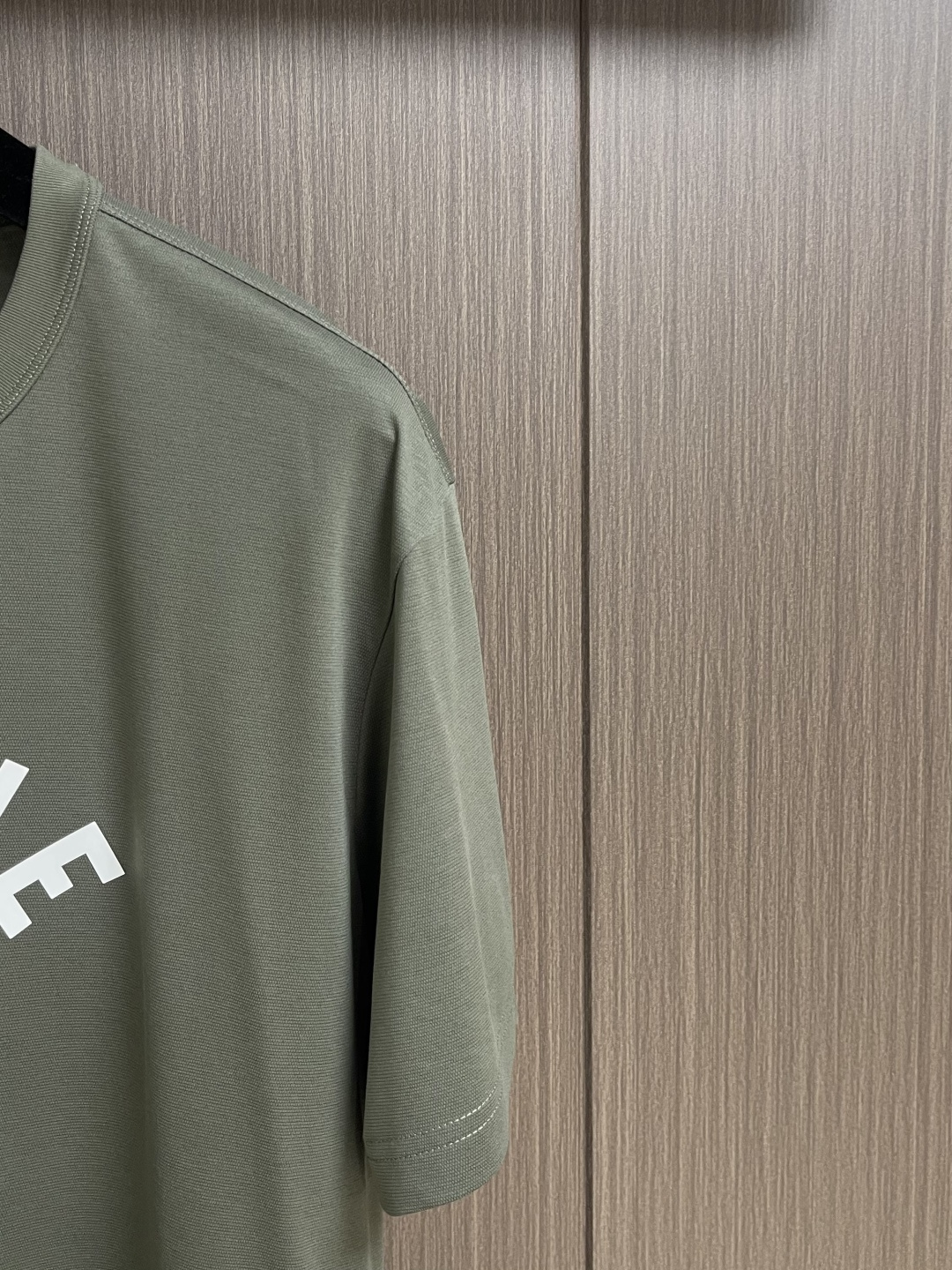 CELINE 天丝亚麻混纺字母短袖T恤，高阶松弛感之选～经典弧形CE字母标识，以高密胶印工艺呈现，利落挺