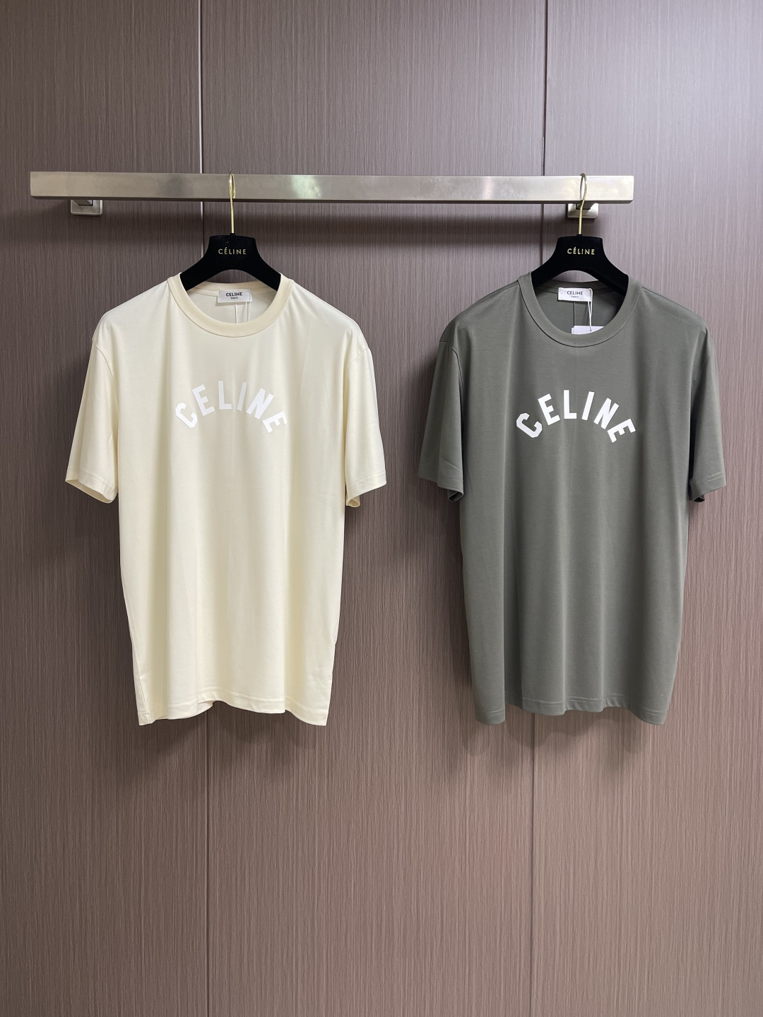 CELINE 天丝亚麻混纺字母短袖T恤，高阶松弛感之选～经典弧形CE字母标识，以高密胶印工艺呈现，利落挺