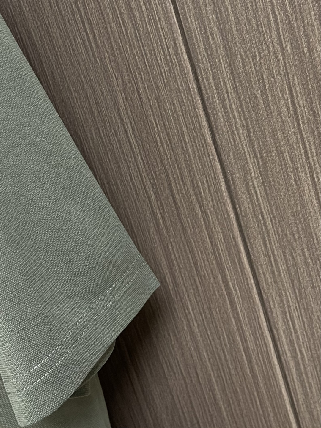 CELINE 天丝亚麻混纺字母短袖T恤，高阶松弛感之选～经典弧形CE字母标识，以高密胶印工艺呈现，利落挺