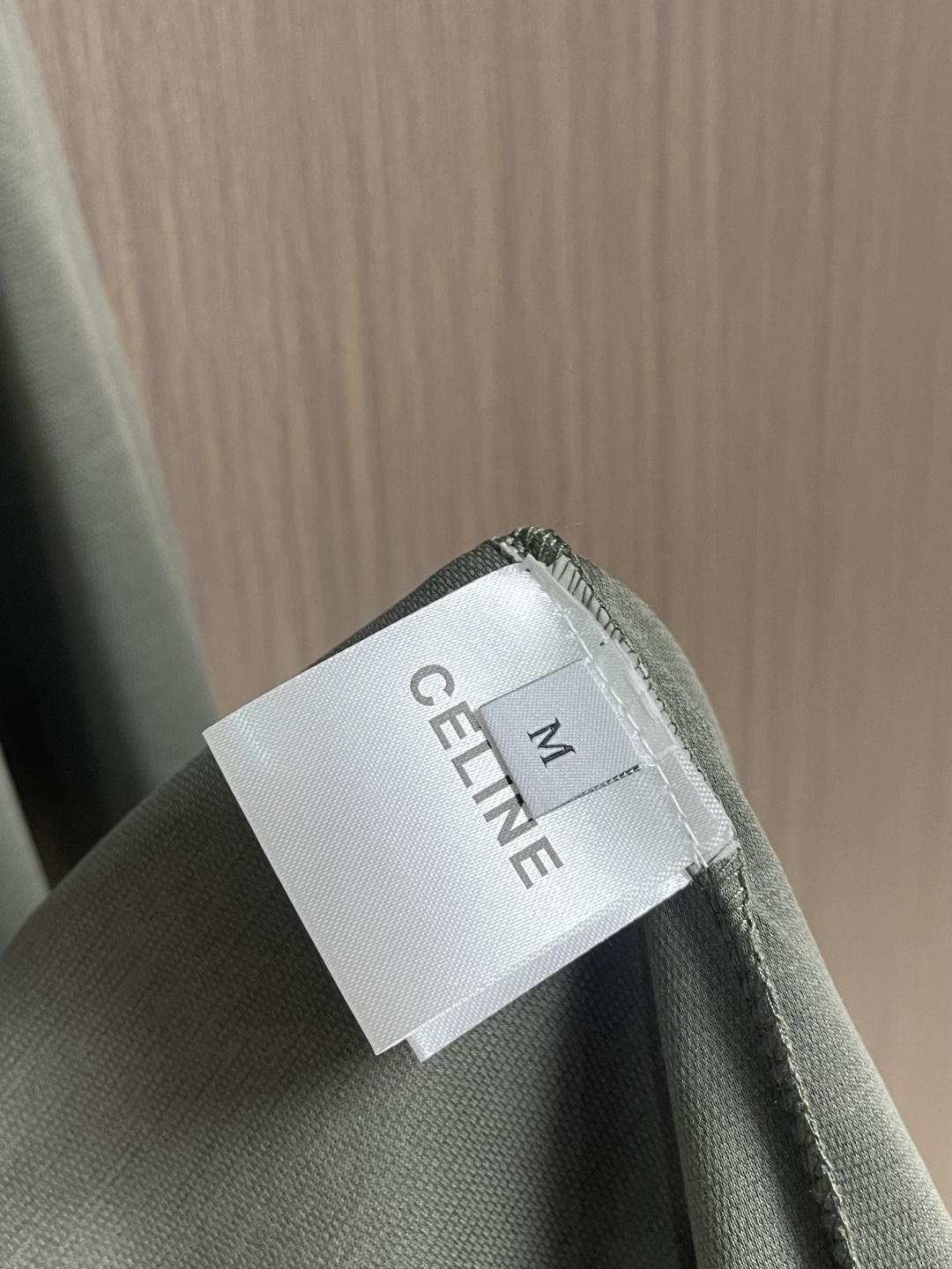 CELINE 天丝亚麻混纺字母短袖T恤，高阶松弛感之选～经典弧形CE字母标识，以高密胶印工艺呈现，利落挺