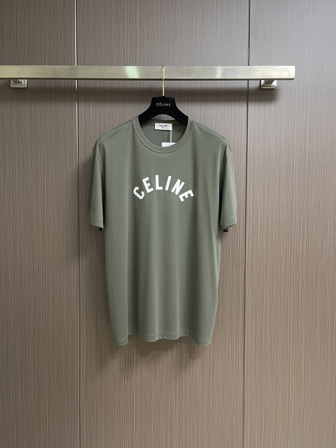 CELINE 天丝亚麻混纺字母短袖T恤，高阶松弛感之选～经典弧形CE字母标识，以高密胶印工艺呈现，利落挺