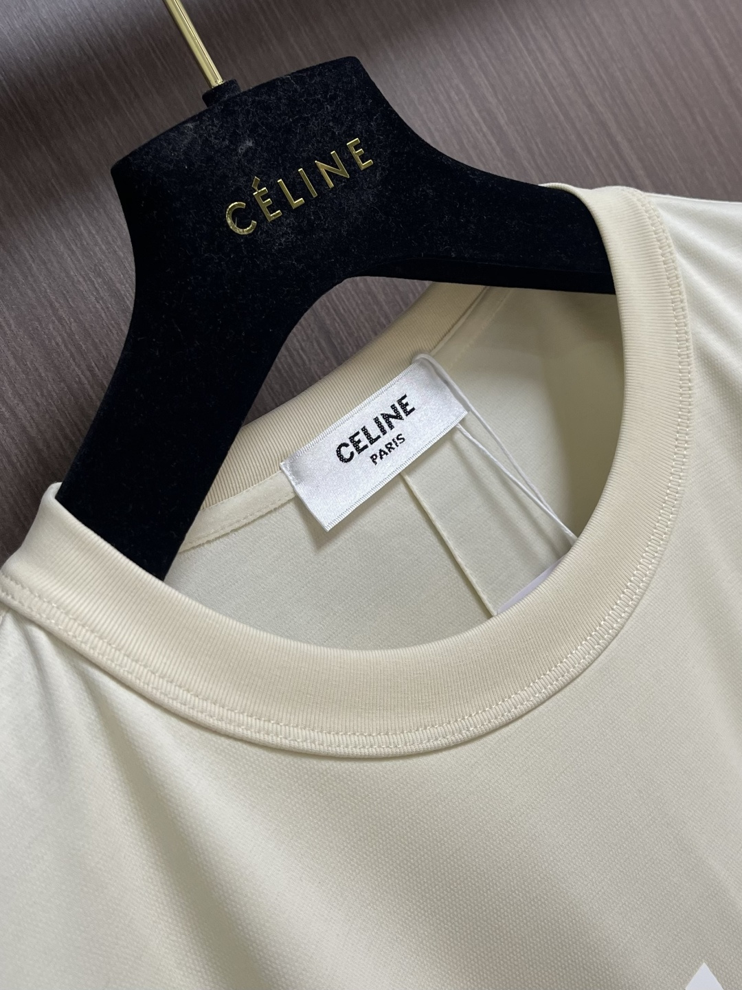 CELINE 天丝亚麻混纺字母短袖T恤，高阶松弛感之选～经典弧形CE字母标识，以高密胶印工艺呈现，利落挺