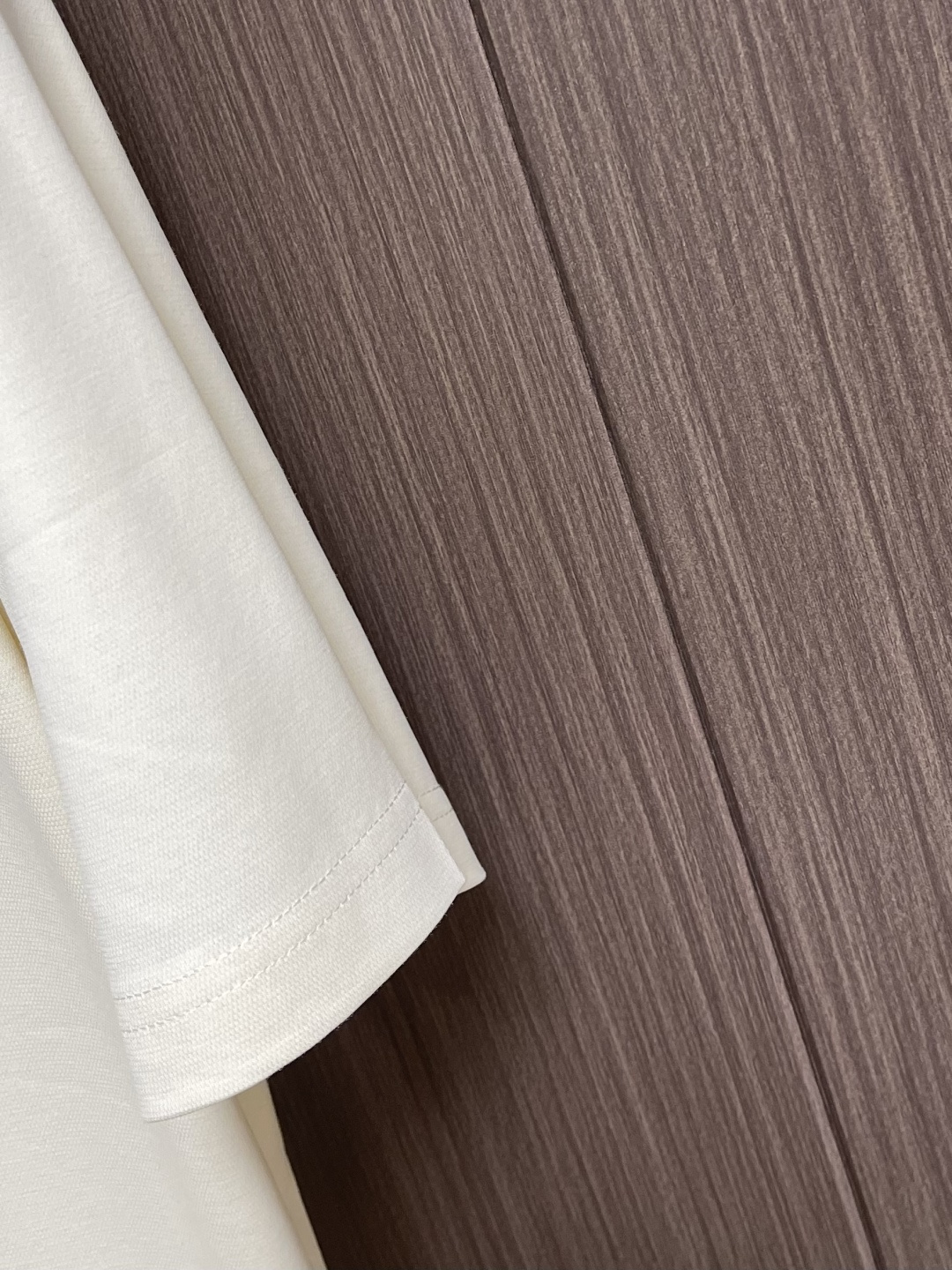 CELINE 天丝亚麻混纺字母短袖T恤，高阶松弛感之选～经典弧形CE字母标识，以高密胶印工艺呈现，利落挺