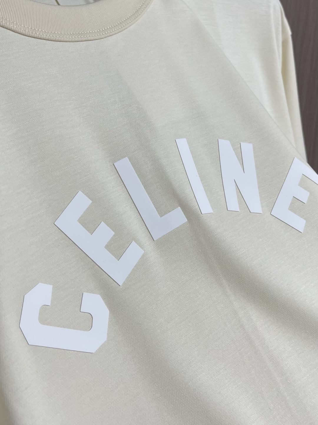 CELINE 天丝亚麻混纺字母短袖T恤，高阶松弛感之选～经典弧形CE字母标识，以高密胶印工艺呈现，利落挺