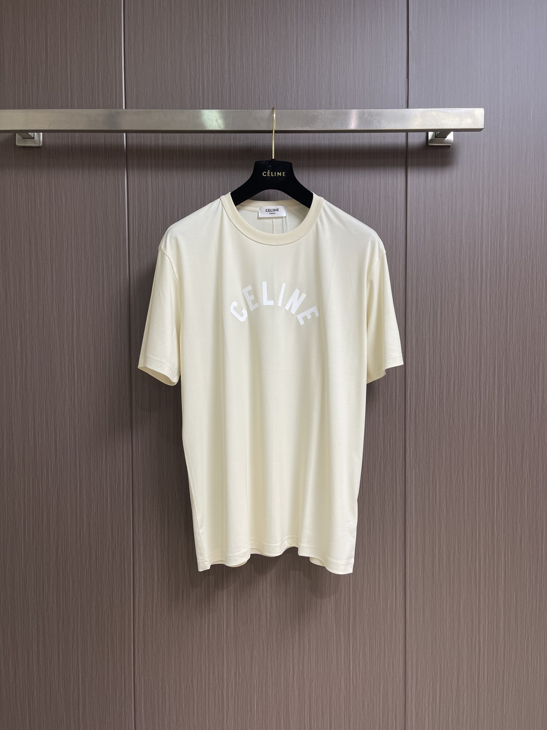 CELINE 天丝亚麻混纺字母短袖T恤，高阶松弛感之选～经典弧形CE字母标识，以高密胶印工艺呈现，利落挺