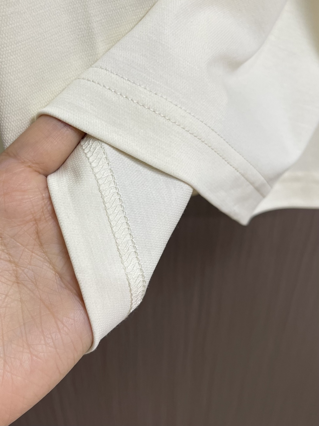 CELINE 天丝亚麻混纺字母短袖T恤，高阶松弛感之选～经典弧形CE字母标识，以高密胶印工艺呈现，利落挺