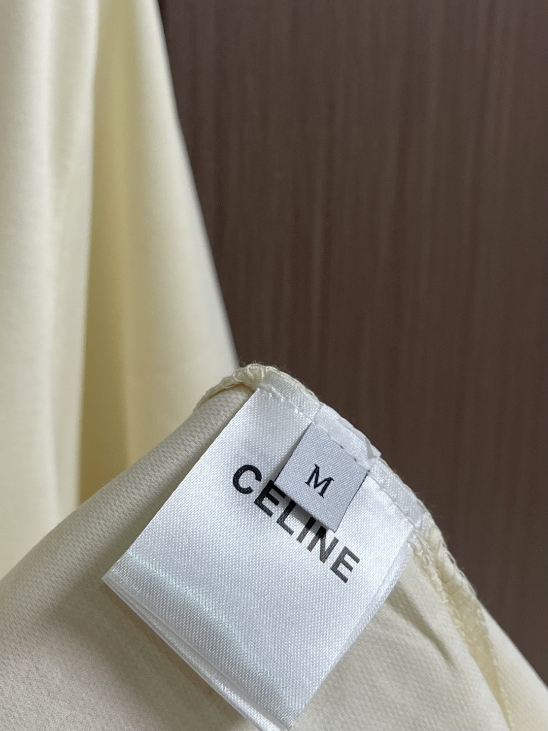 CELINE 天丝亚麻混纺字母短袖T恤，高阶松弛感之选～经典弧形CE字母标识，以高密胶印工艺呈现，利落挺