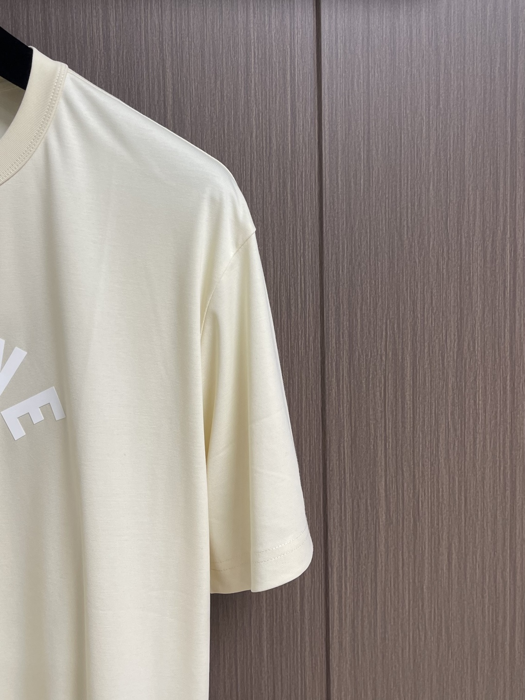 CELINE 天丝亚麻混纺字母短袖T恤，高阶松弛感之选～经典弧形CE字母标识，以高密胶印工艺呈现，利落挺