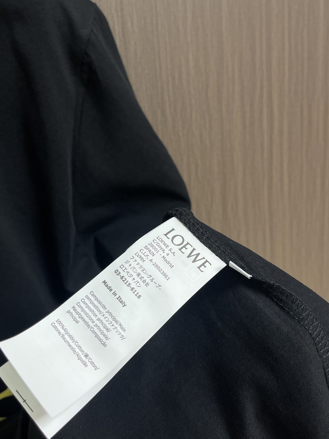 Loewe 青蛙印绣圆领短袖T恤，采用24支特纺紧密棉，185gm2；搭配32支1x1罗纹，340gm2