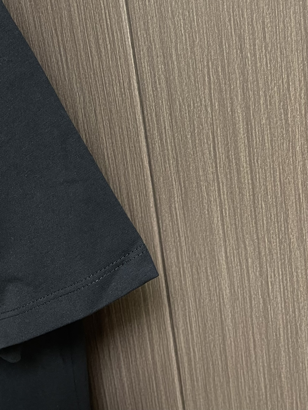 Loewe 青蛙印绣圆领短袖T恤，采用24支特纺紧密棉，185gm2；搭配32支1x1罗纹，340gm2