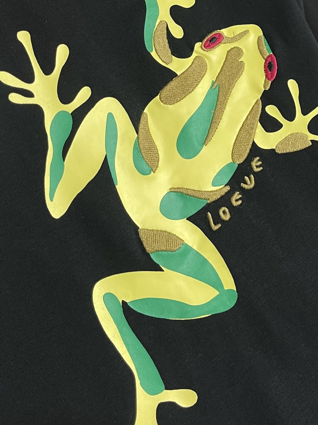 Loewe 青蛙印绣圆领短袖T恤，采用24支特纺紧密棉，185gm2；搭配32支1x1罗纹，340gm2