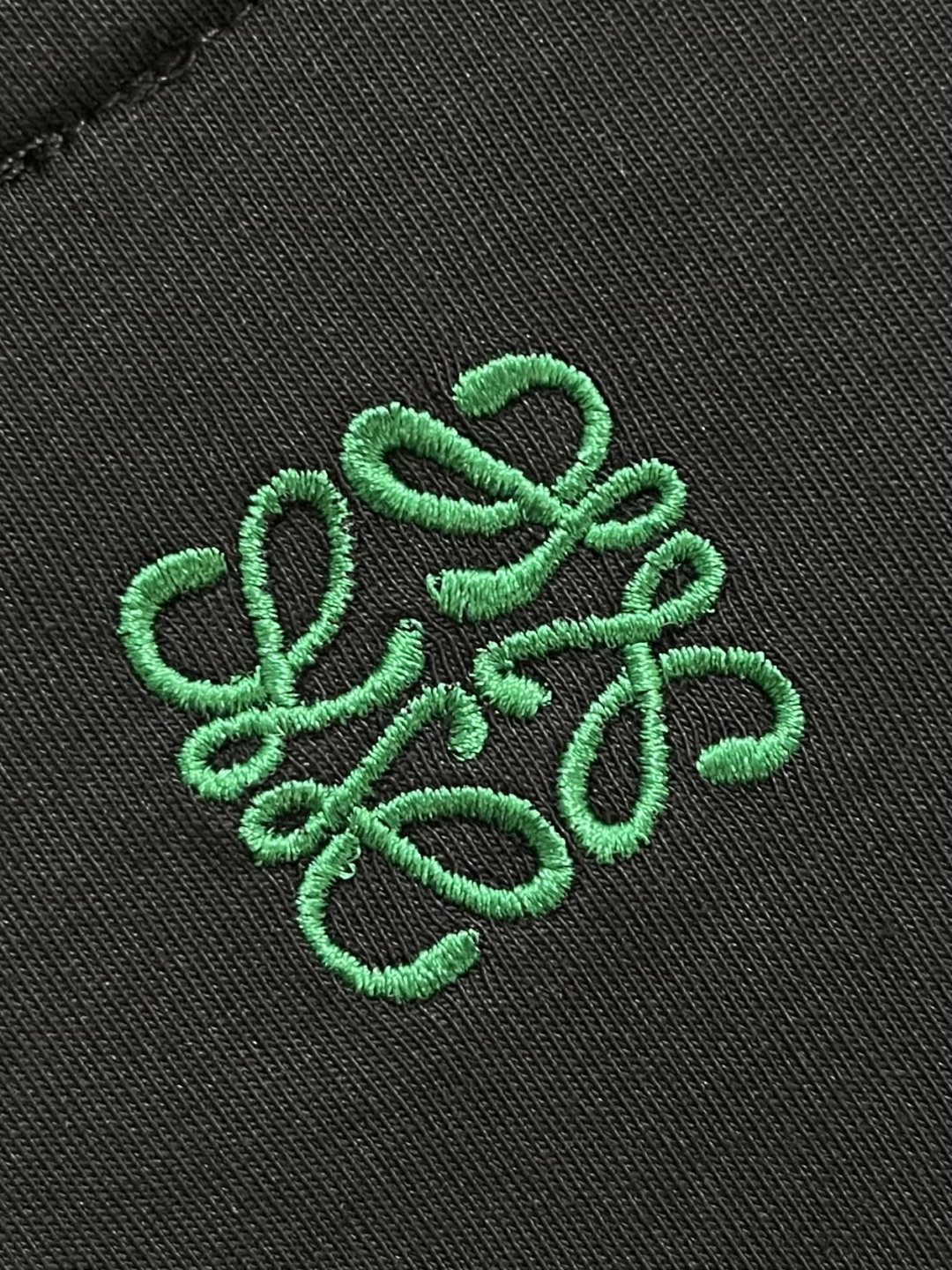 Loewe 青蛙印绣圆领短袖T恤，采用24支特纺紧密棉，185gm2；搭配32支1x1罗纹，340gm2