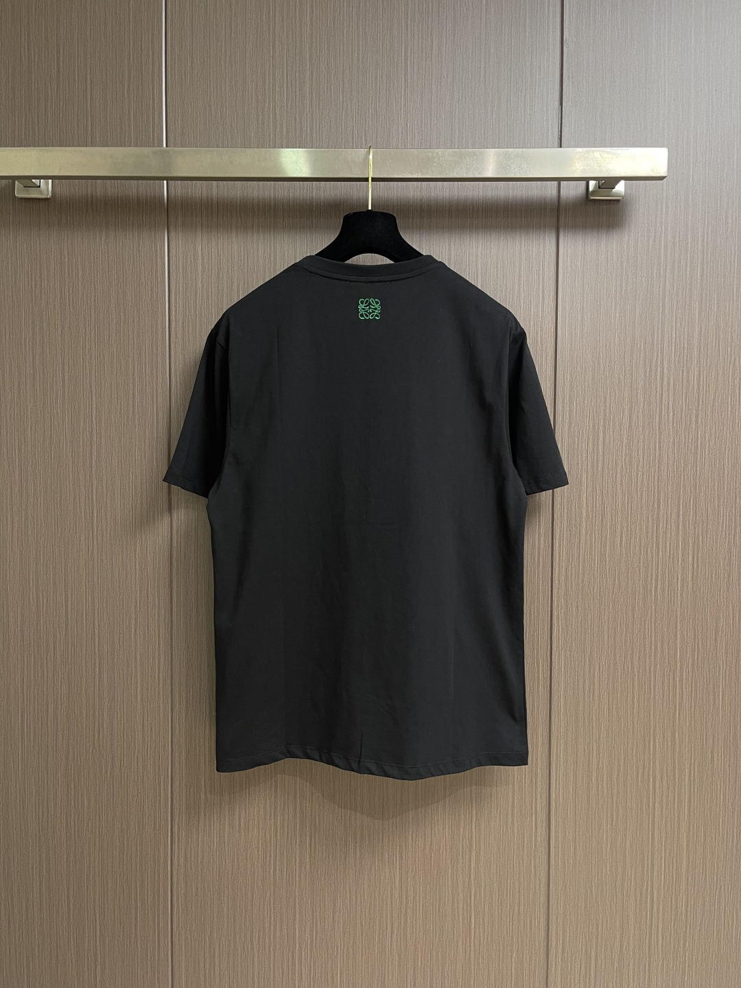 Loewe 青蛙印绣圆领短袖T恤，采用24支特纺紧密棉，185gm2；搭配32支1x1罗纹，340gm2