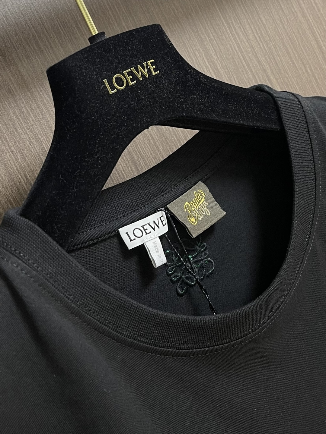 Loewe 青蛙印绣圆领短袖T恤，采用24支特纺紧密棉，185gm2；搭配32支1x1罗纹，340gm2