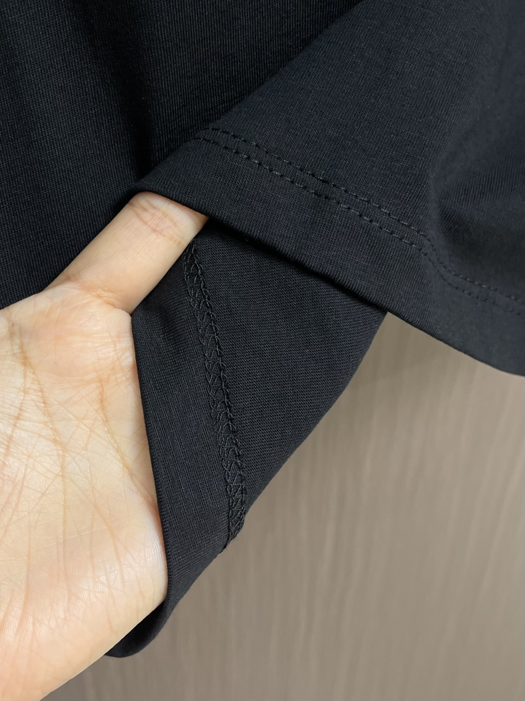 Loewe 青蛙印绣圆领短袖T恤，采用24支特纺紧密棉，185gm2；搭配32支1x1罗纹，340gm2