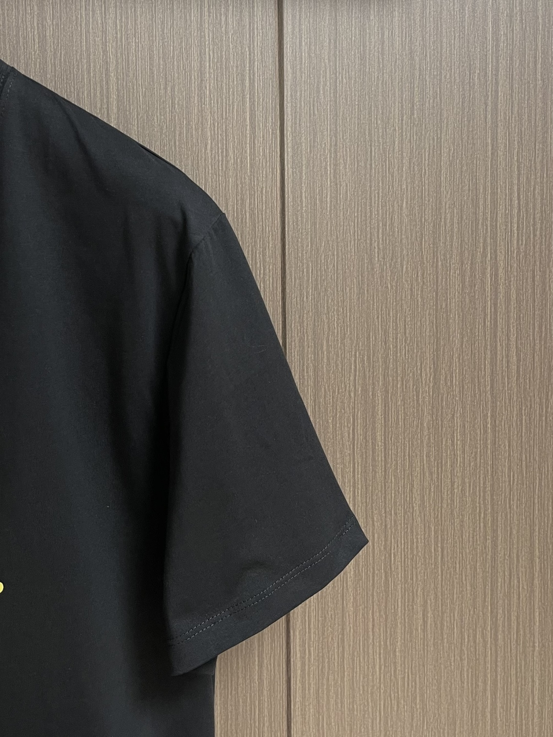 Loewe 青蛙印绣圆领短袖T恤，采用24支特纺紧密棉，185gm2；搭配32支1x1罗纹，340gm2