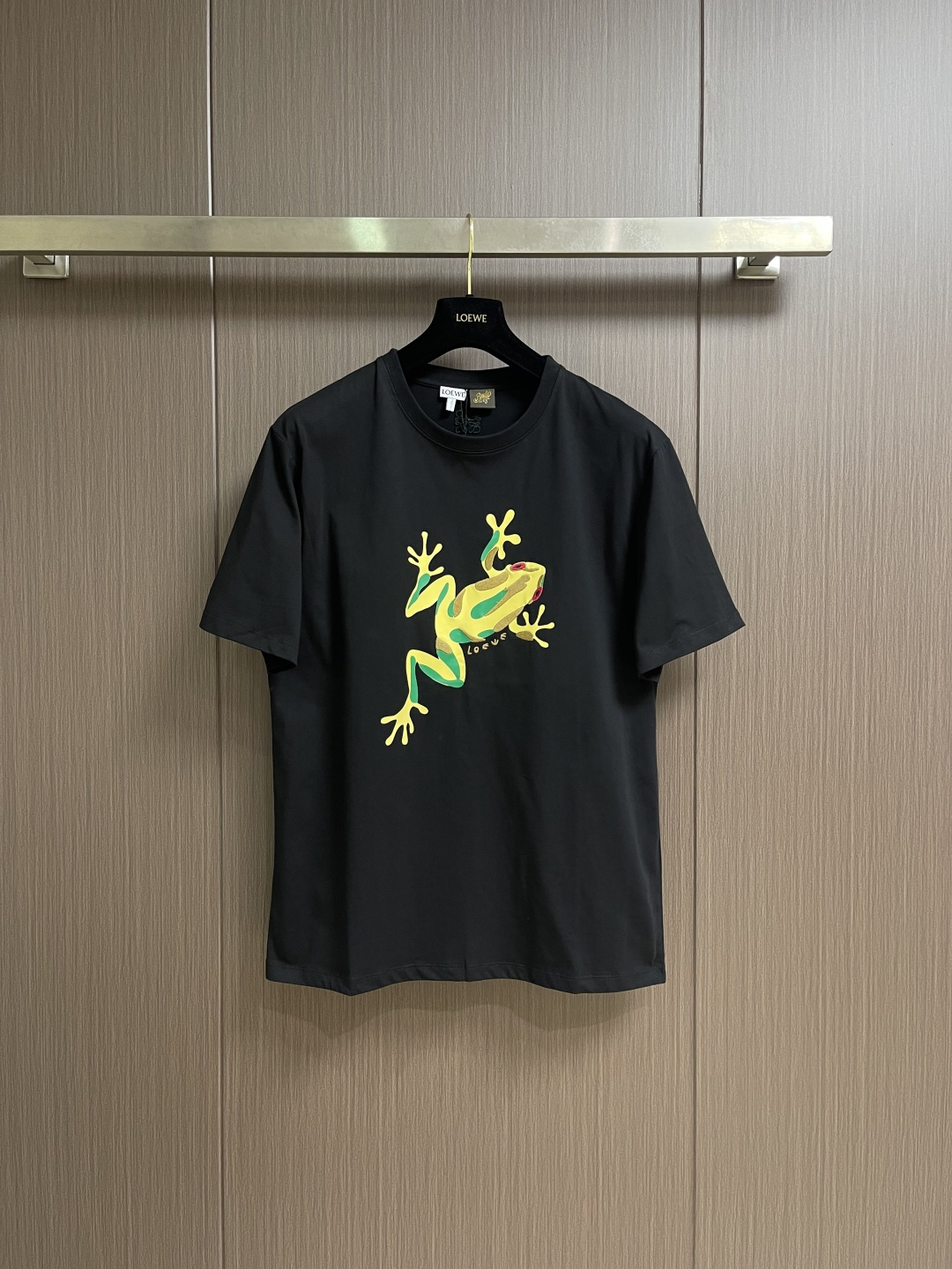 Loewe 青蛙印绣圆领短袖T恤，采用24支特纺紧密棉，185gm2；搭配32支1x1罗纹，340gm2