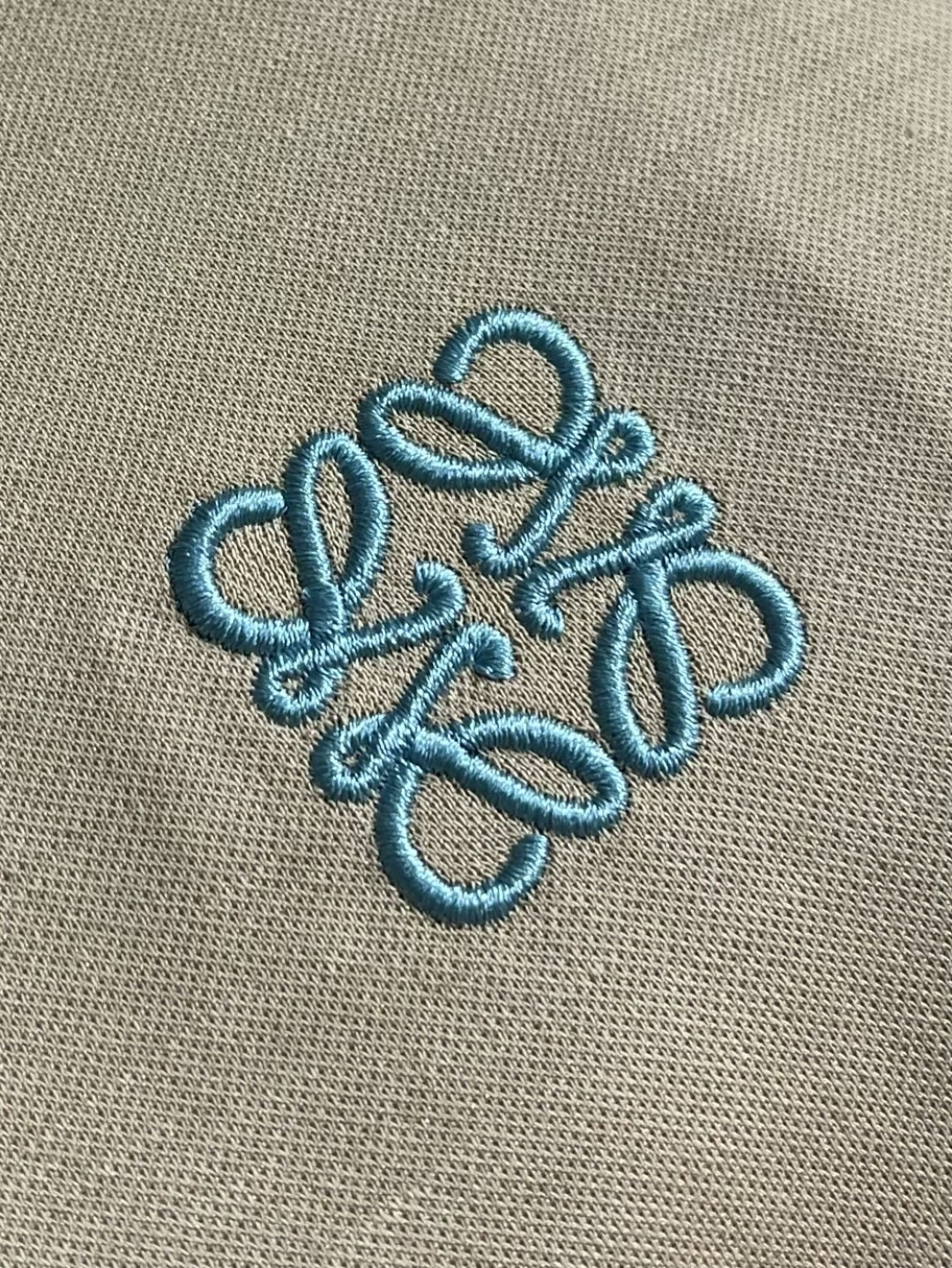 LOEWE 彩色logo刺绣休闲短袖T恤，青春活力的时尚宣言这件彩色字母休闲短袖，无疑是夏日衣橱里的吸睛