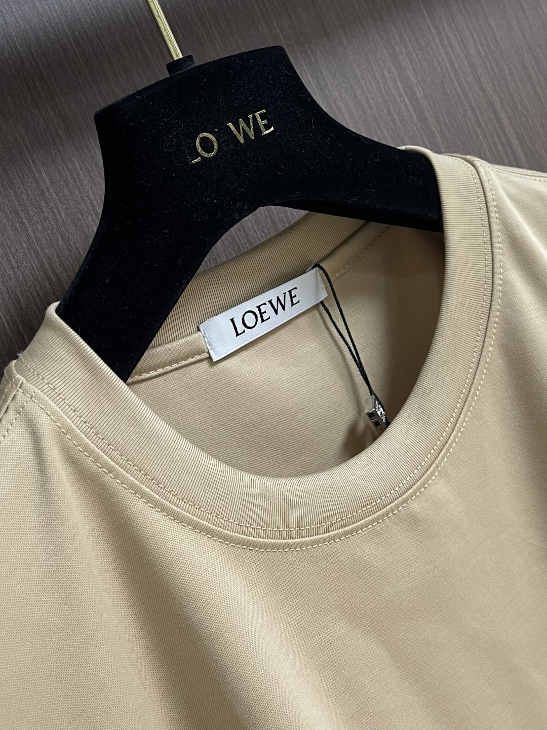 LOEWE 彩色logo刺绣休闲短袖T恤，青春活力的时尚宣言这件彩色字母休闲短袖，无疑是夏日衣橱里的吸睛