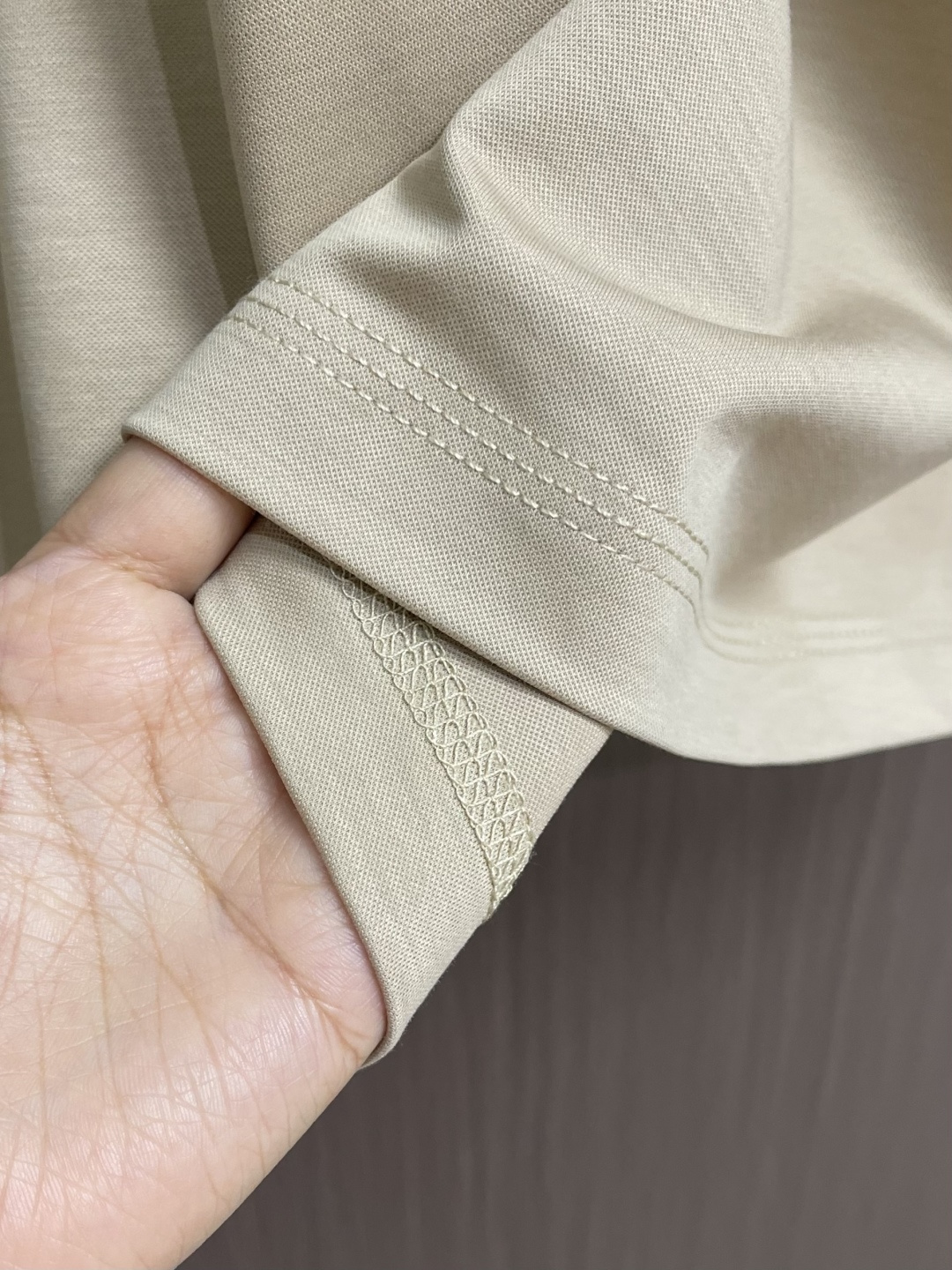 LOEWE 彩色logo刺绣休闲短袖T恤，青春活力的时尚宣言这件彩色字母休闲短袖，无疑是夏日衣橱里的吸睛