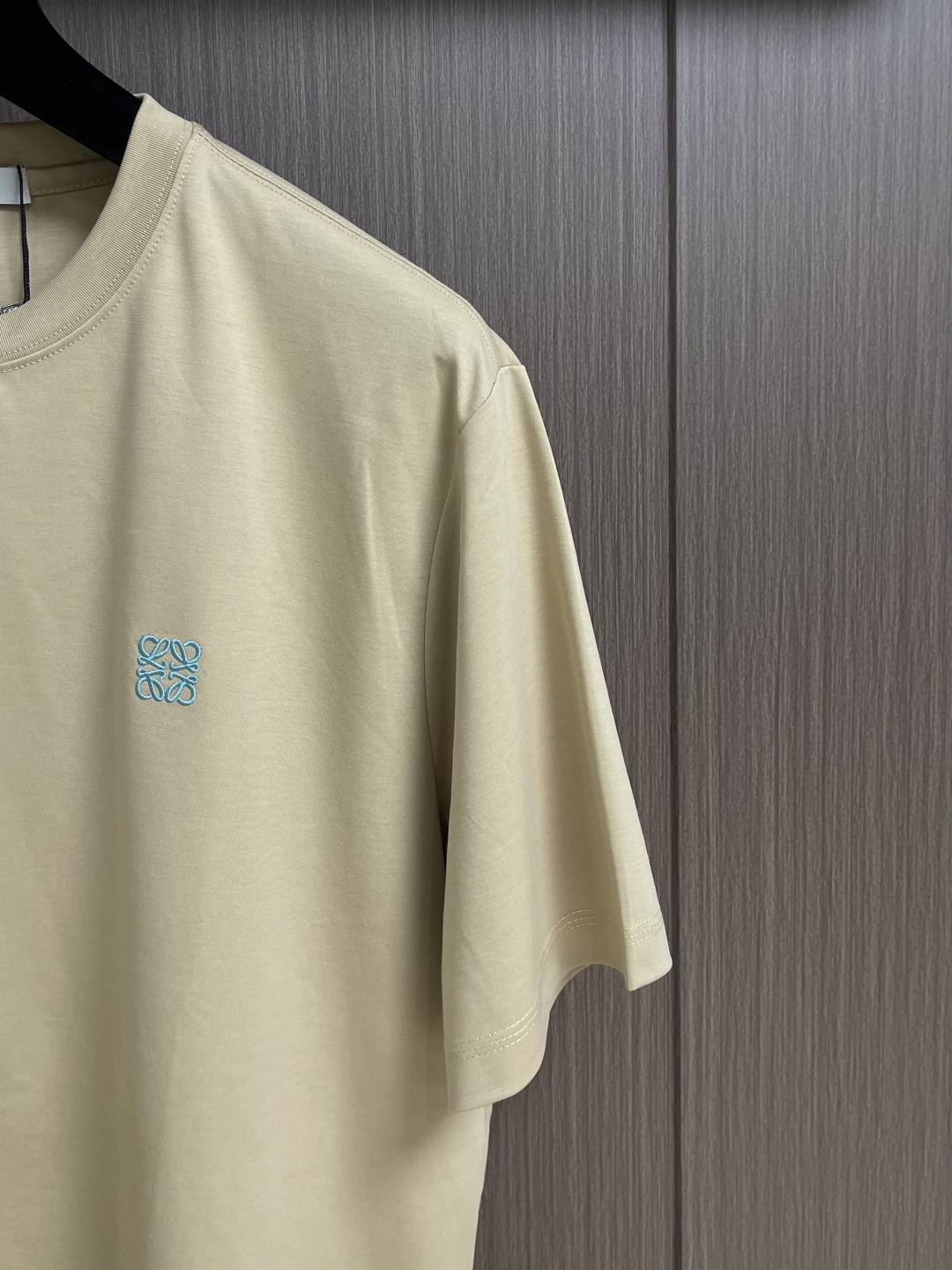 LOEWE 彩色logo刺绣休闲短袖T恤，青春活力的时尚宣言这件彩色字母休闲短袖，无疑是夏日衣橱里的吸睛