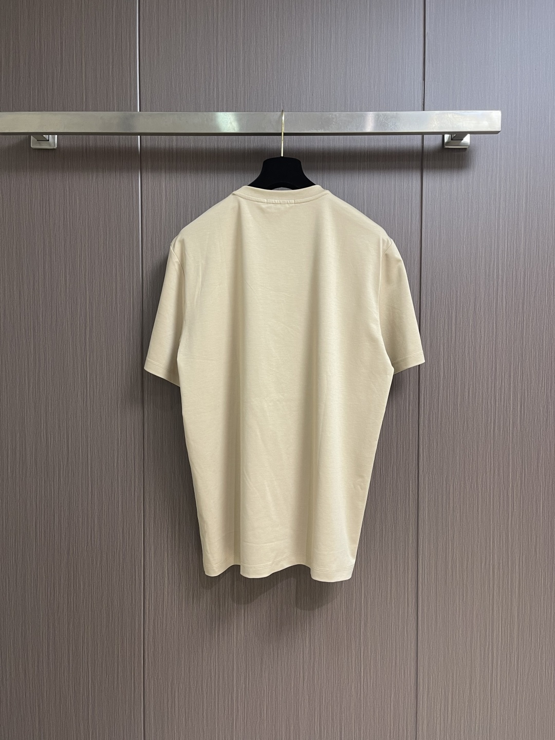 LOEWE 彩色logo刺绣休闲短袖T恤，青春活力的时尚宣言这件彩色字母休闲短袖，无疑是夏日衣橱里的吸睛