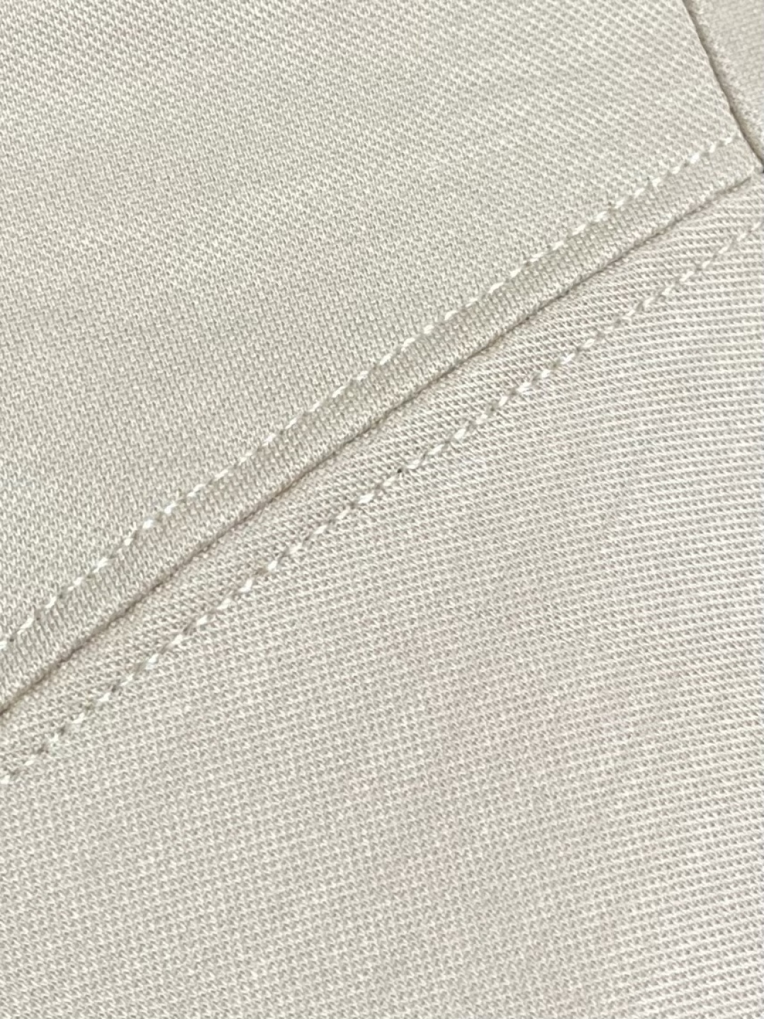 LOEWE 彩色logo刺绣休闲短袖T恤，青春活力的时尚宣言这件彩色字母休闲短袖，无疑是夏日衣橱里的吸睛