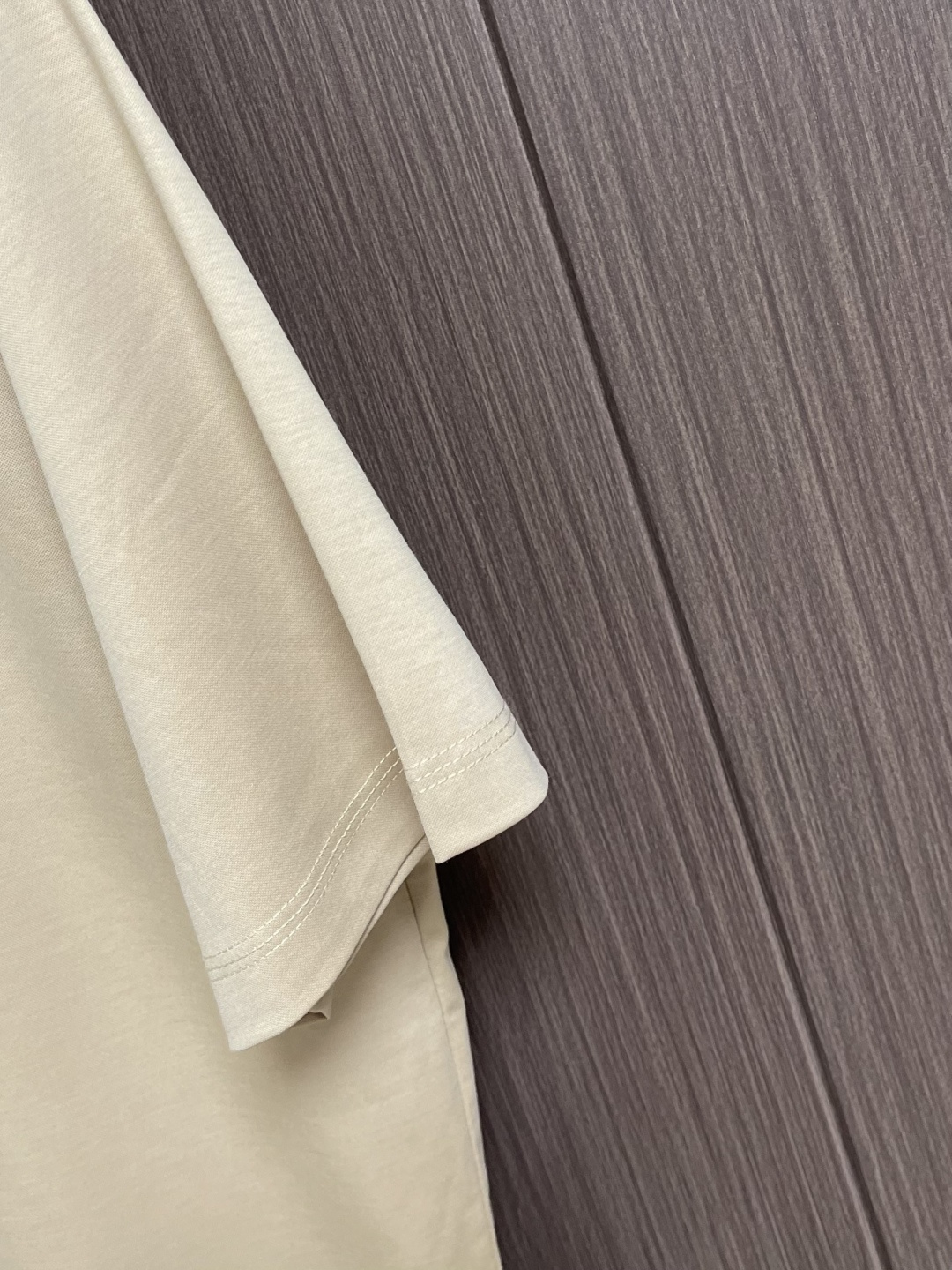 LOEWE 彩色logo刺绣休闲短袖T恤，青春活力的时尚宣言这件彩色字母休闲短袖，无疑是夏日衣橱里的吸睛