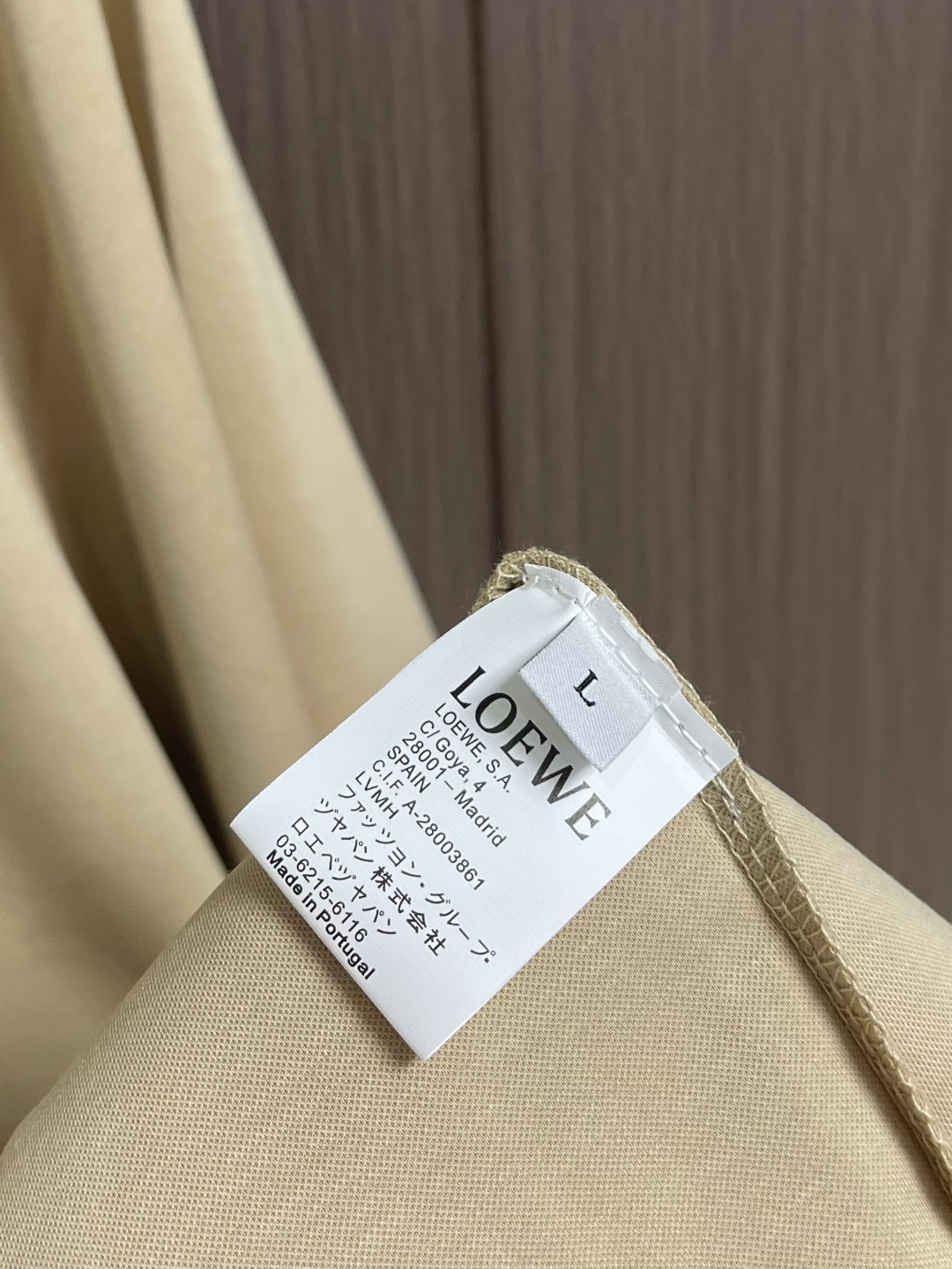 LOEWE 彩色logo刺绣休闲短袖T恤，青春活力的时尚宣言这件彩色字母休闲短袖，无疑是夏日衣橱里的吸睛