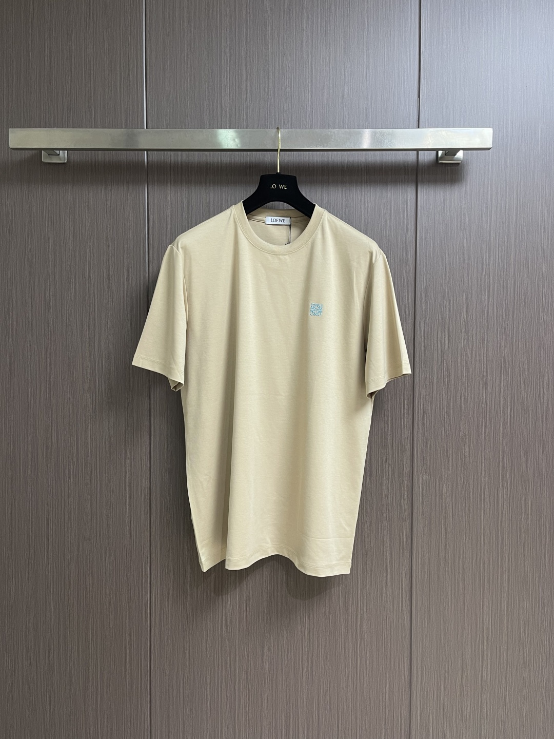 LOEWE 彩色logo刺绣休闲短袖T恤，青春活力的时尚宣言这件彩色字母休闲短袖，无疑是夏日衣橱里的吸睛