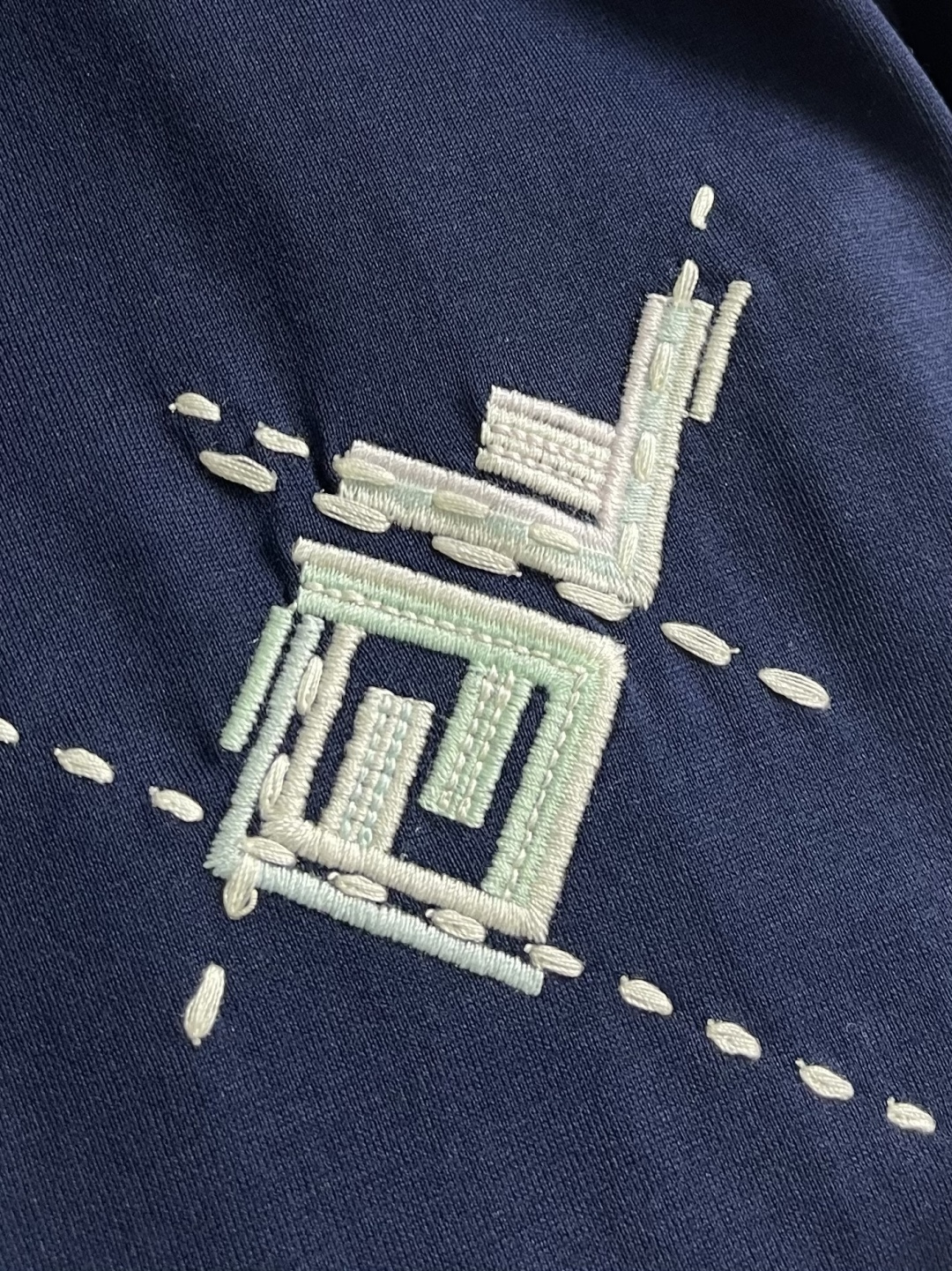 Fendi 裁线刺绣圆领短袖T恤，采用50支双股丝光棉，克重为165gm2；搭配32支双纱罗纹，克重为3