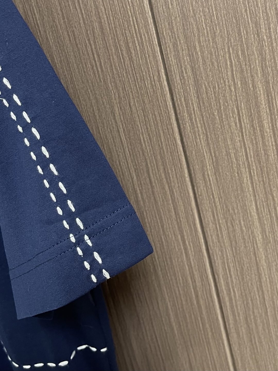 Fendi 裁线刺绣圆领短袖T恤，采用50支双股丝光棉，克重为165gm2；搭配32支双纱罗纹，克重为3