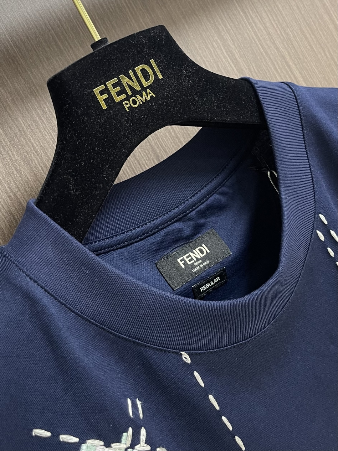 Fendi 裁线刺绣圆领短袖T恤，采用50支双股丝光棉，克重为165gm2；搭配32支双纱罗纹，克重为3