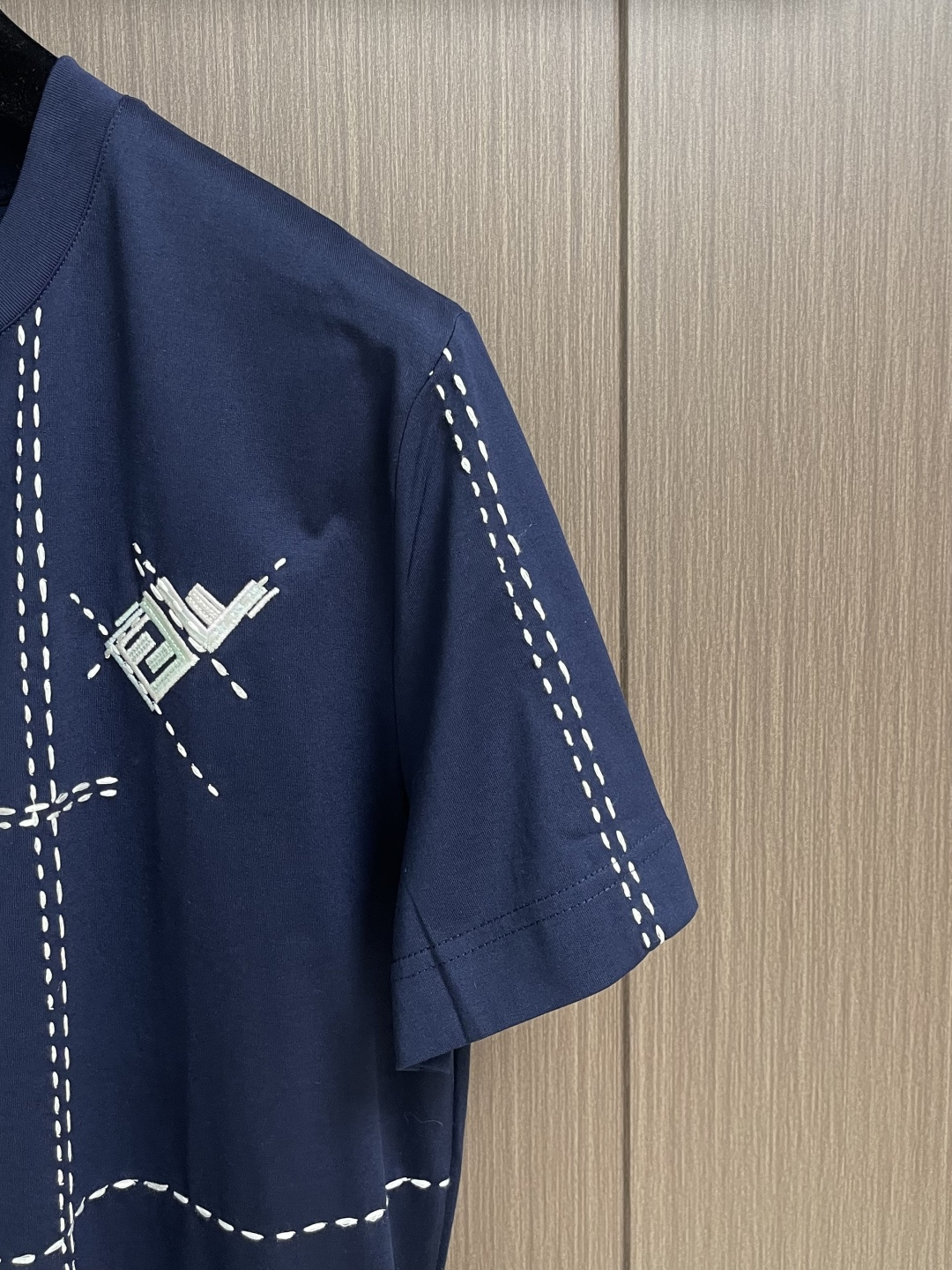 Fendi 裁线刺绣圆领短袖T恤，采用50支双股丝光棉，克重为165gm2；搭配32支双纱罗纹，克重为3