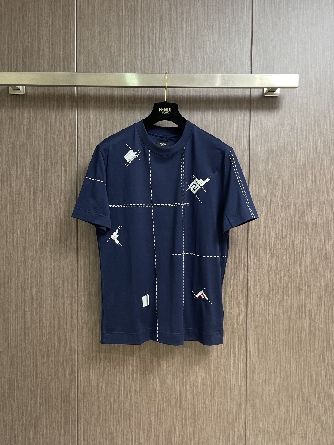 Fendi 裁线刺绣圆领短袖T恤，采用50支双股丝光棉，克重为165gm2；搭配32支双纱罗纹，克重为3