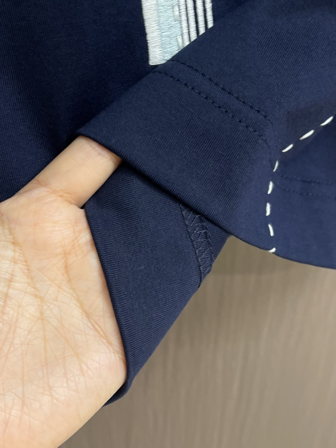 Fendi 裁线刺绣圆领短袖T恤，采用50支双股丝光棉，克重为165gm2；搭配32支双纱罗纹，克重为3