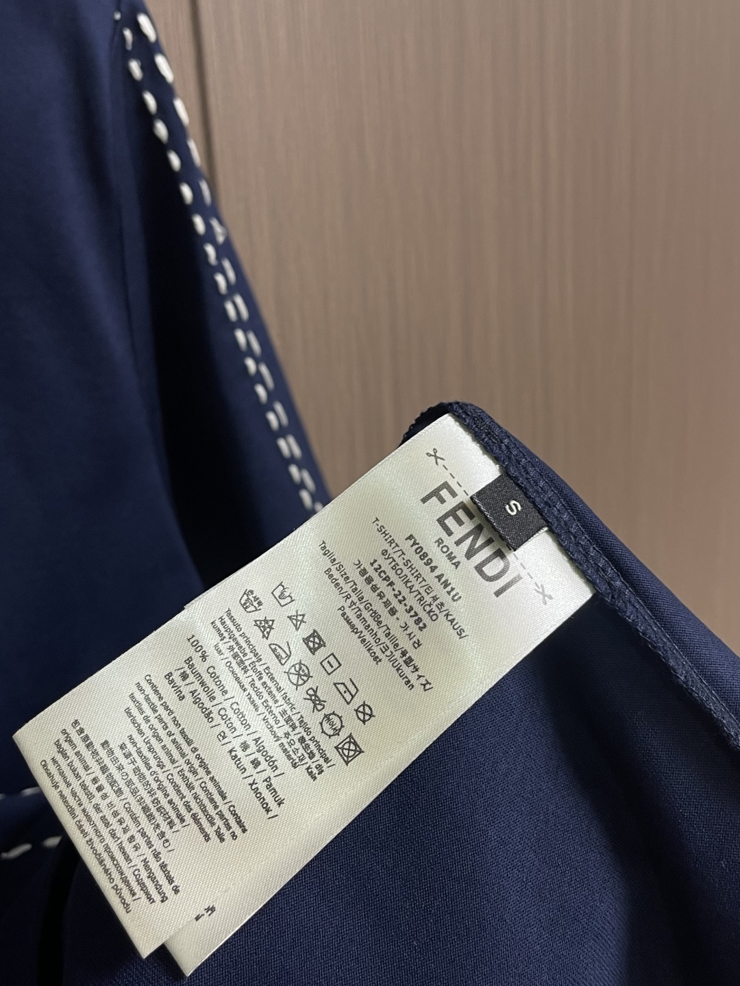 Fendi 裁线刺绣圆领短袖T恤，采用50支双股丝光棉，克重为165gm2；搭配32支双纱罗纹，克重为3