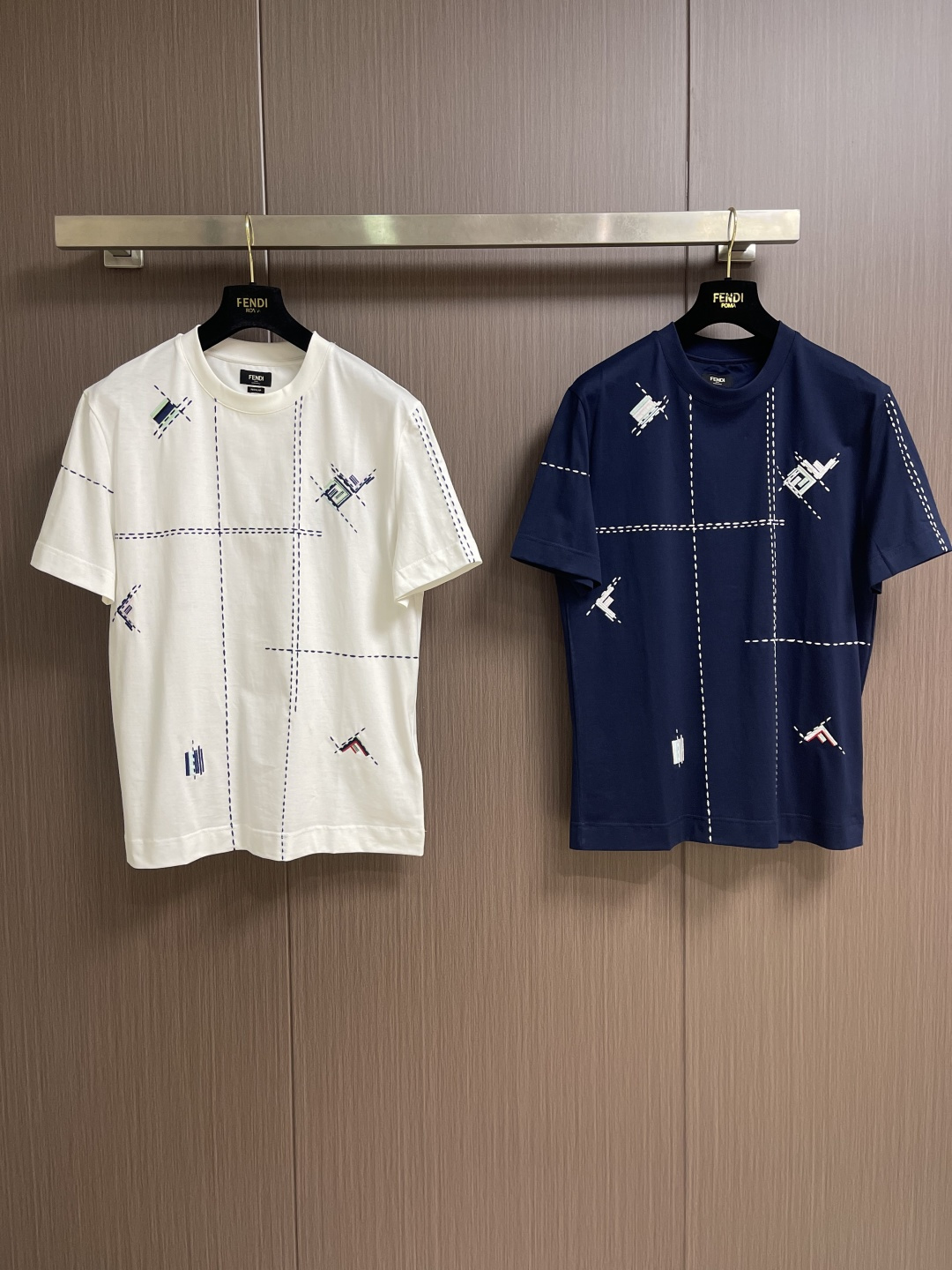 Fendi 裁线刺绣圆领短袖T恤，采用50支双股丝光棉，克重为165gm2；搭配32支双纱罗纹，克重为3